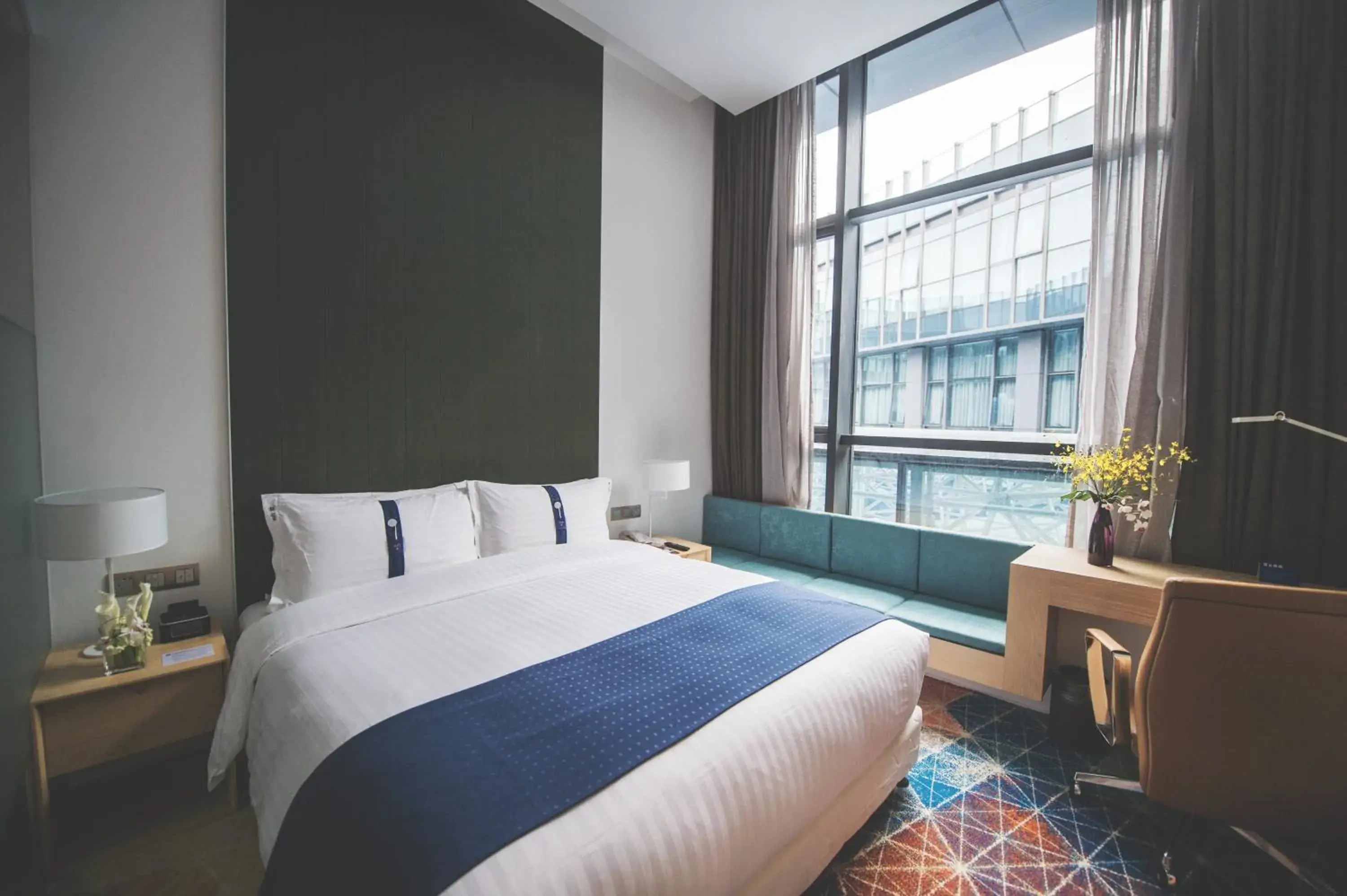 Photo of the whole room, Bed in Holiday Inn Express Shanghai Songjiang Fangta, an IHG Hotel