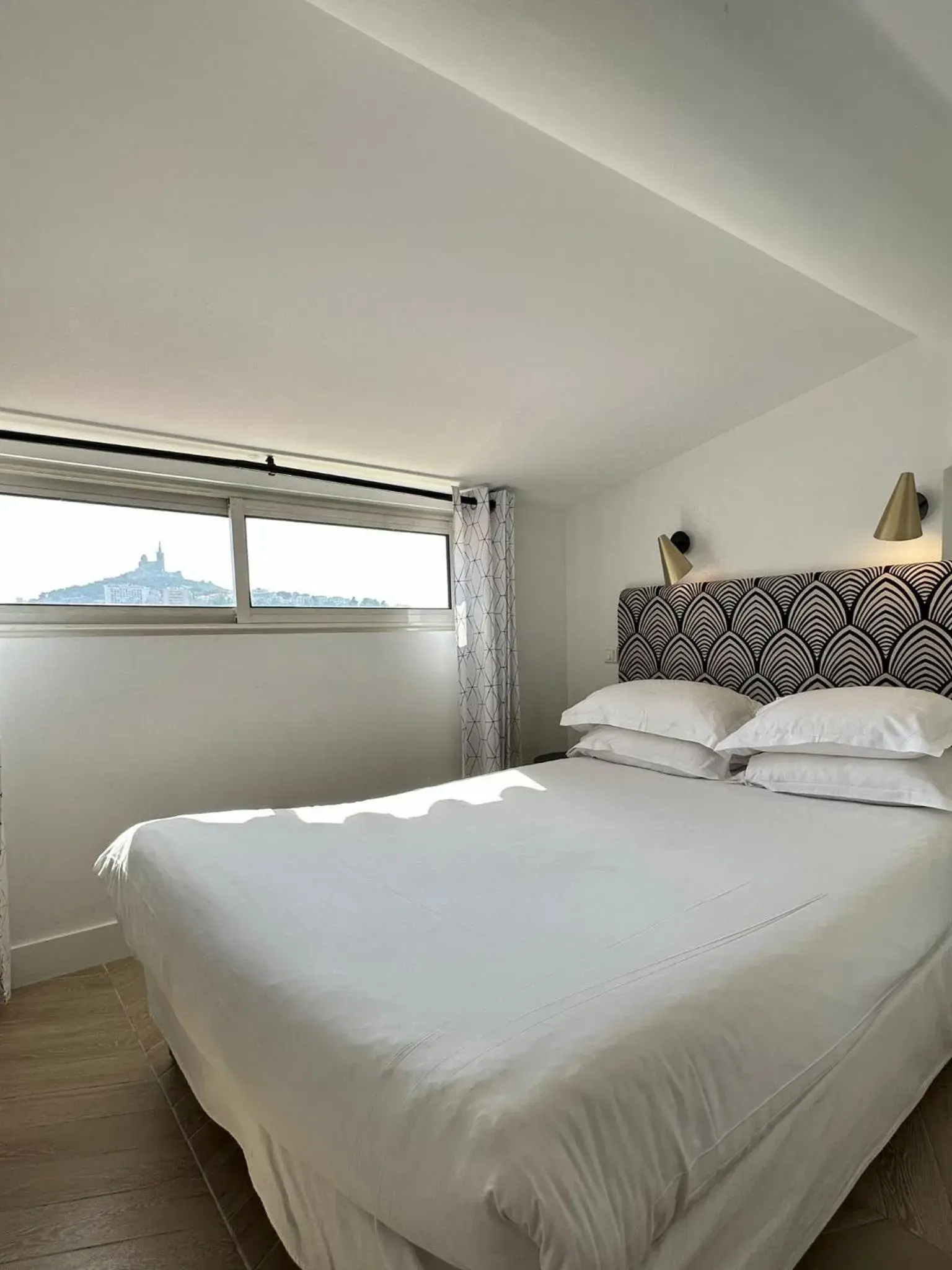 Shower, Bed in Hotel Belle-Vue Vieux-Port