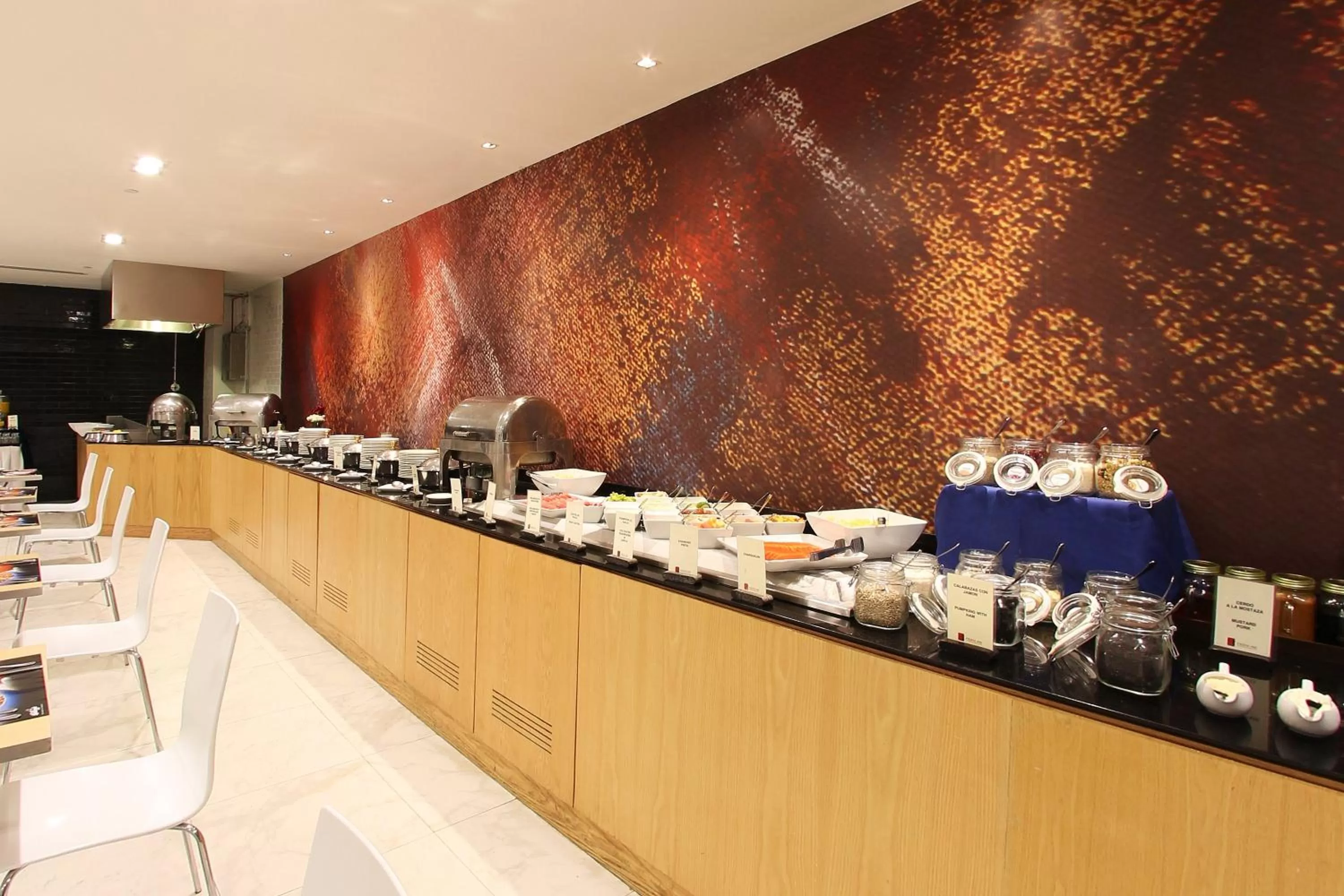 Restaurant/places to eat in Fiesta Inn Express Perinorte