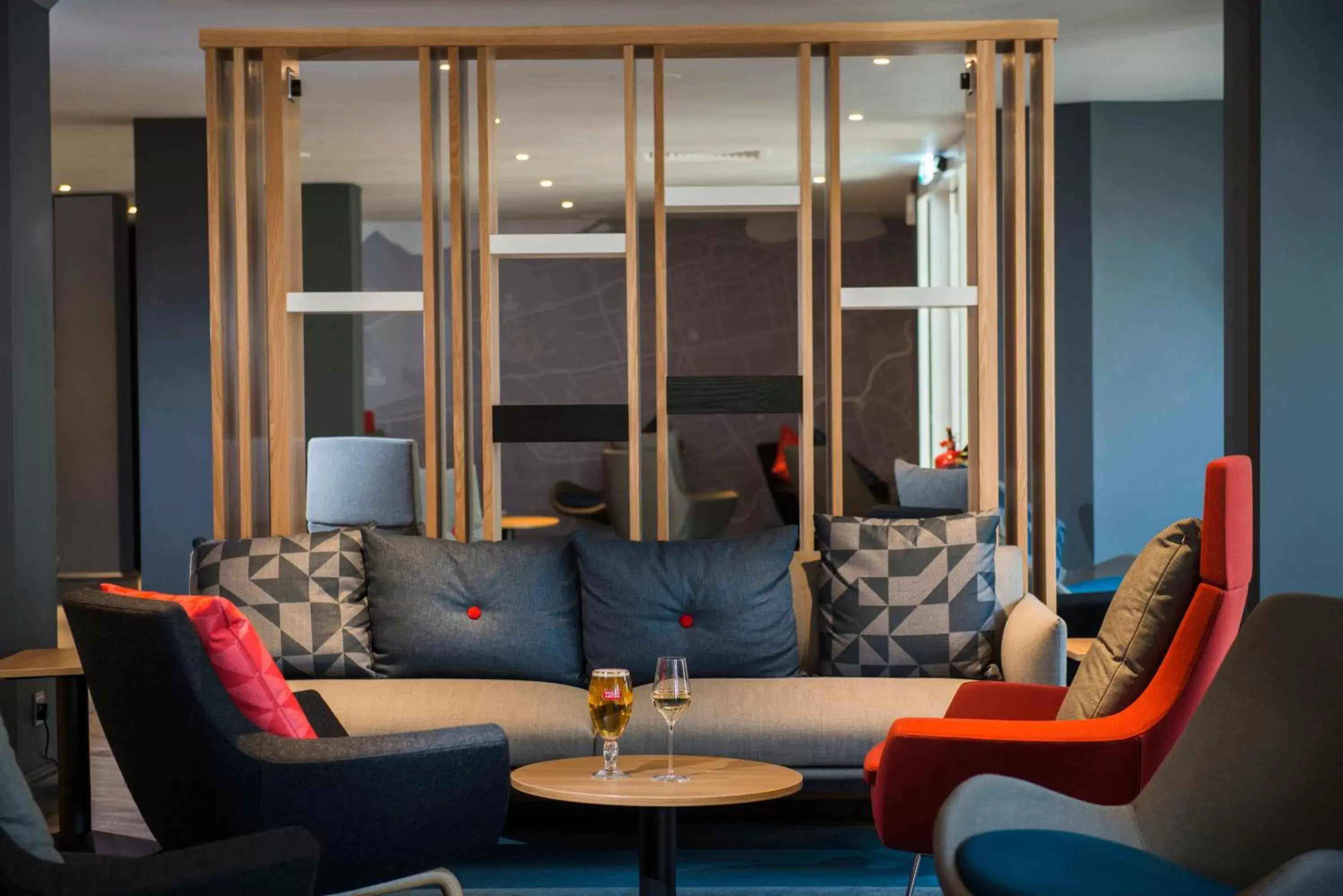 Lounge or bar, Seating Area in Holiday Inn Express Edinburgh - Leith Waterfront, an IHG Hotel