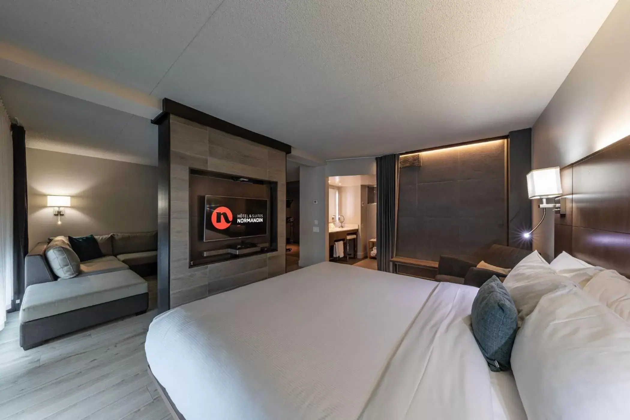 Bed in Hôtel & Suites Normandin Québec