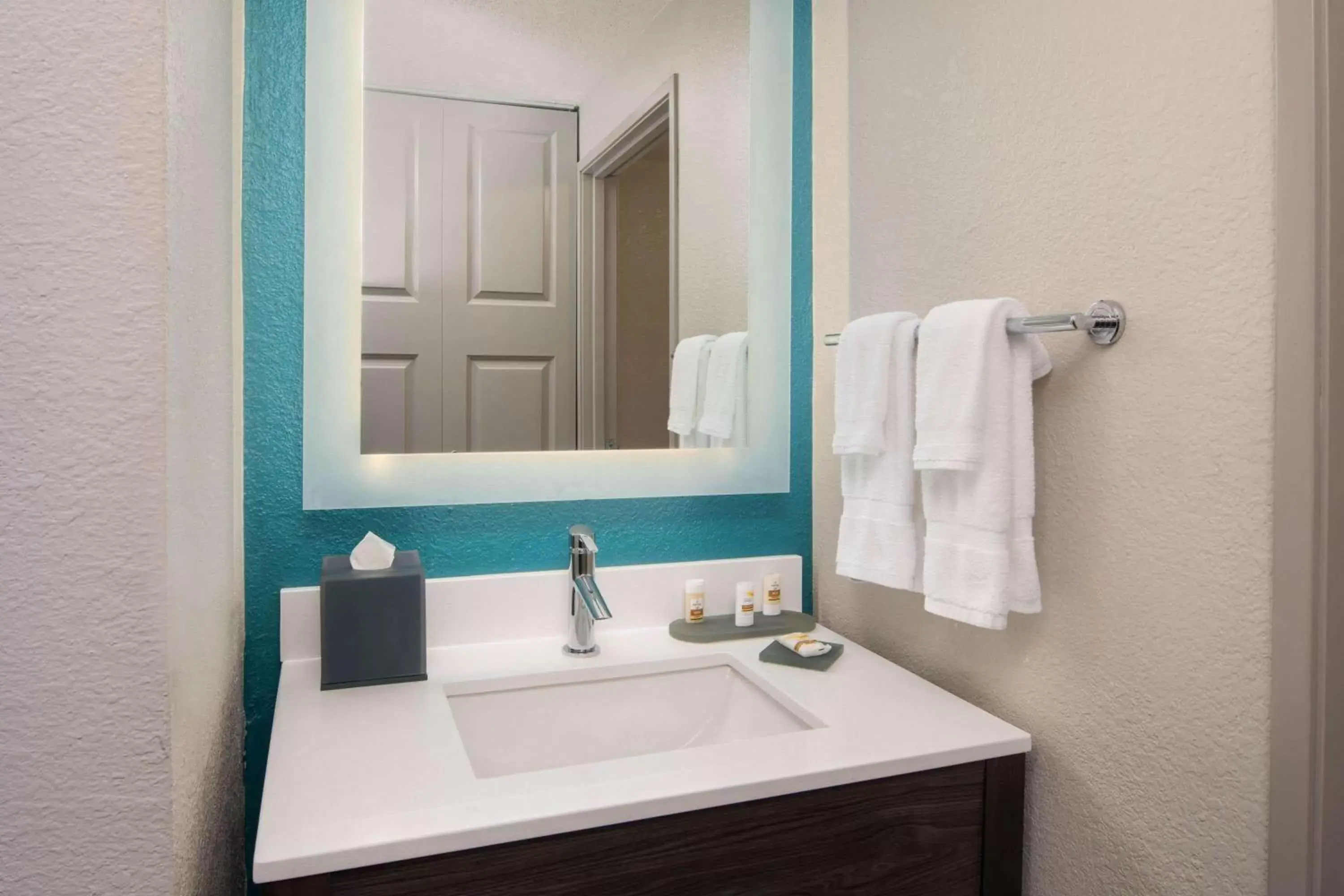 Bathroom in La Quinta by Wyndham Atlanta Airport North