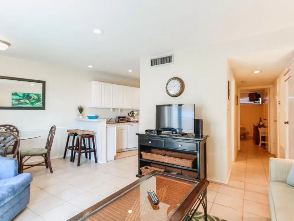 Photo of the whole room, Seating Area in La Internacional Condominiums #210