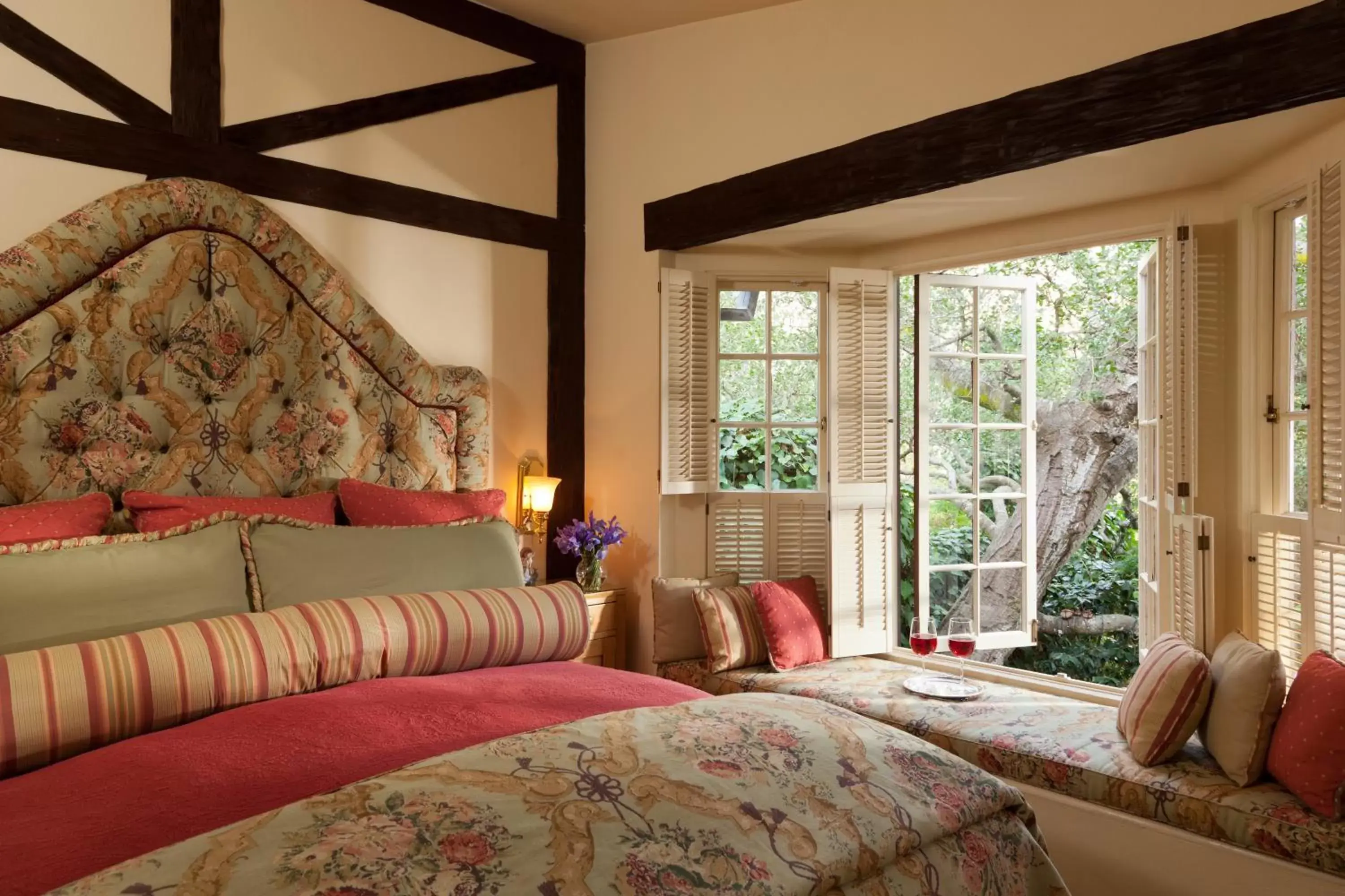Seating area, Bed in Old Monterey Inn