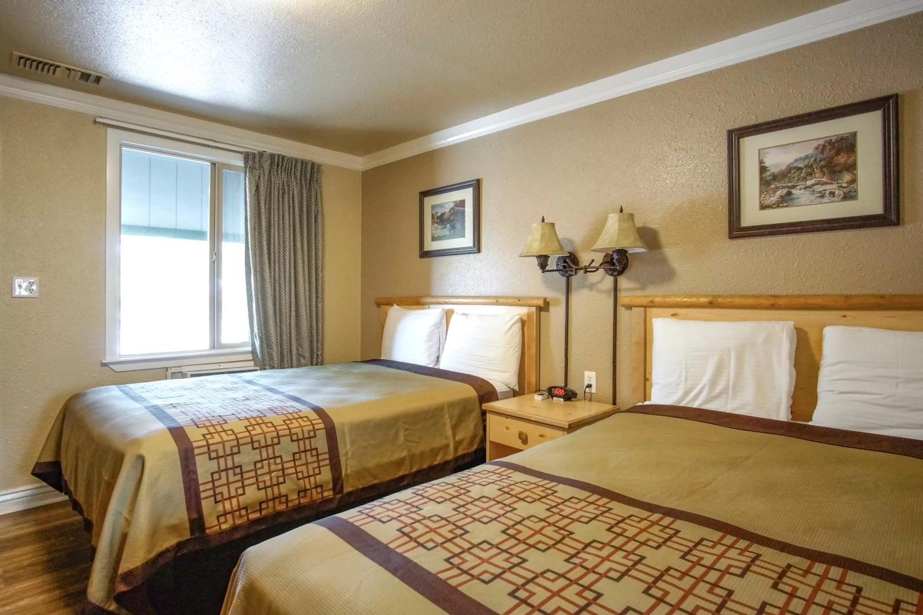 Bed in Green Gables Motel & Suites