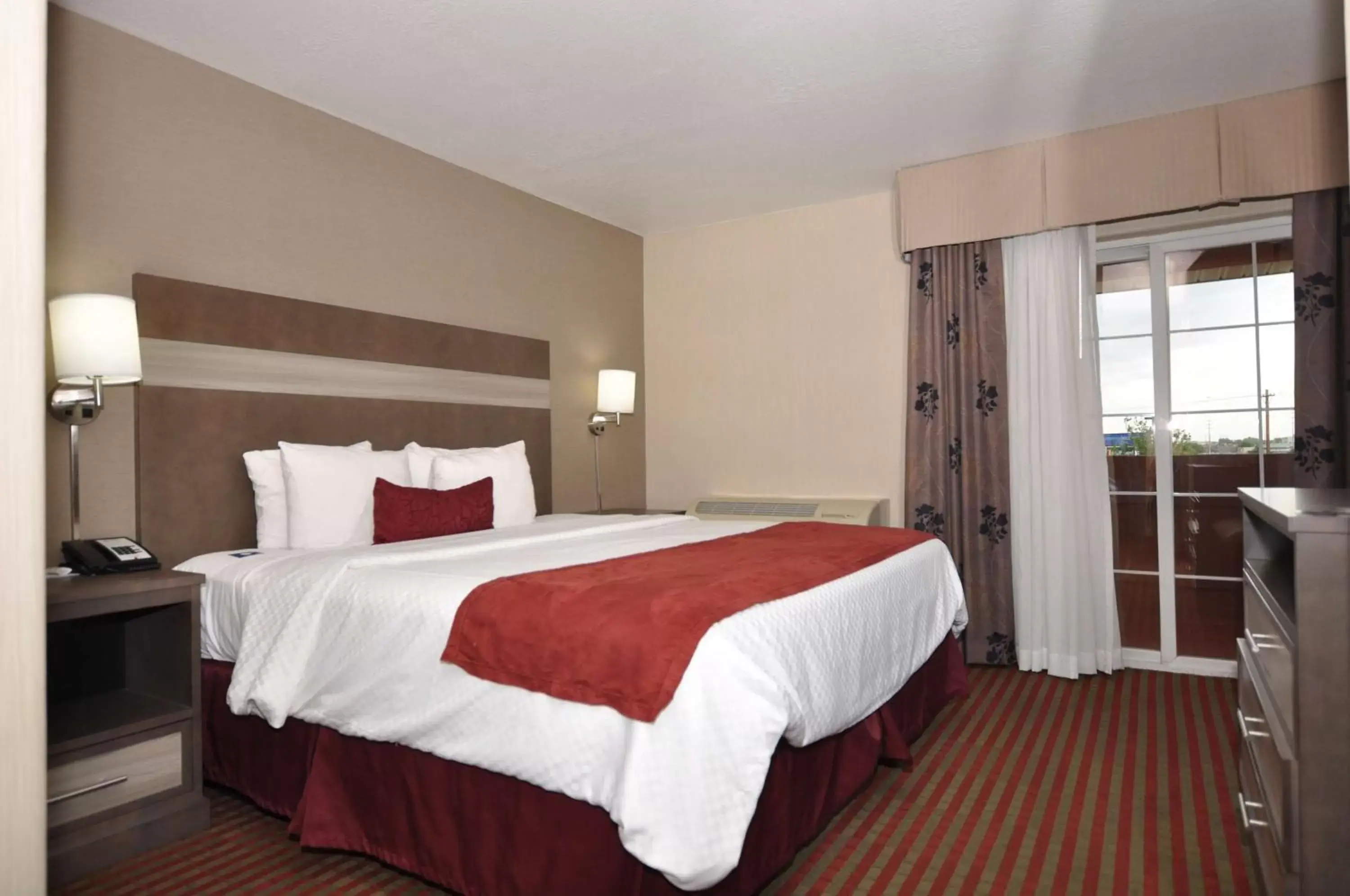 Patio, Bed in Best Western Plus Executive Suites Albuquerque