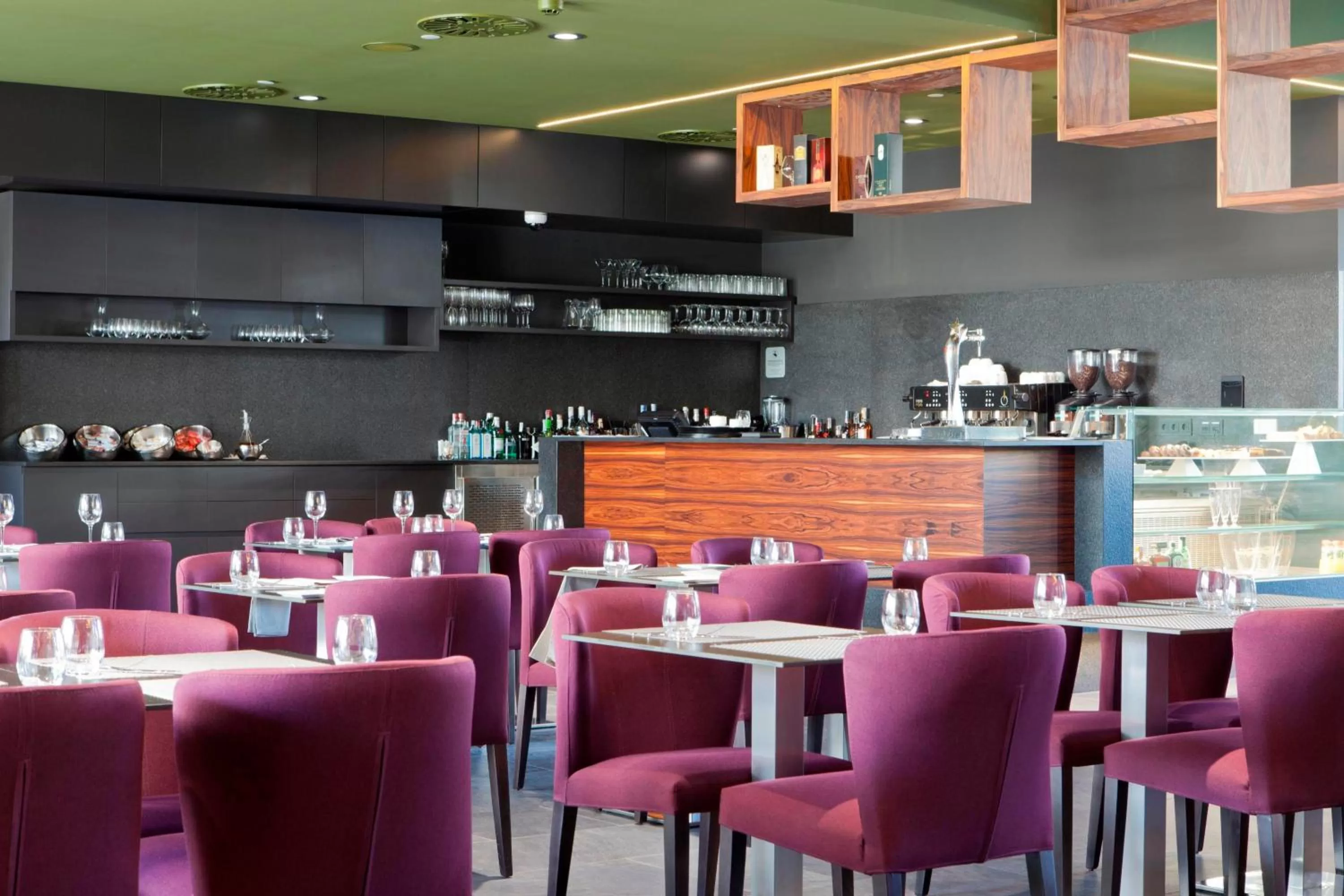 Restaurant/places to eat in Hotel SB Plaza Europa