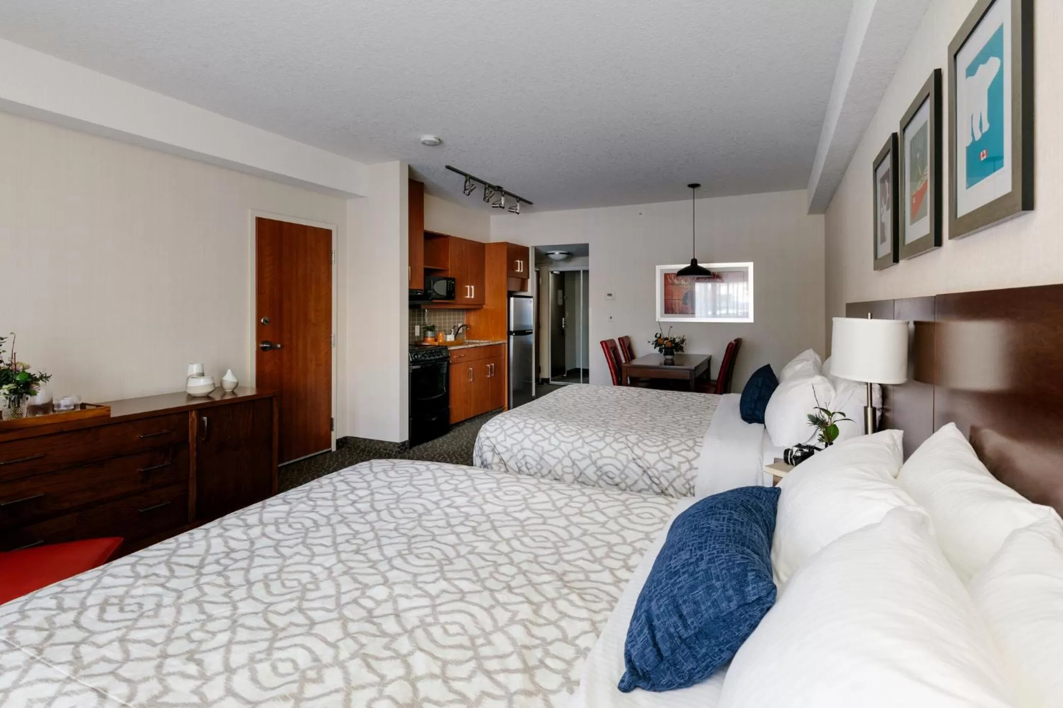 Photo of the whole room, Bed in The Crimson Jasper