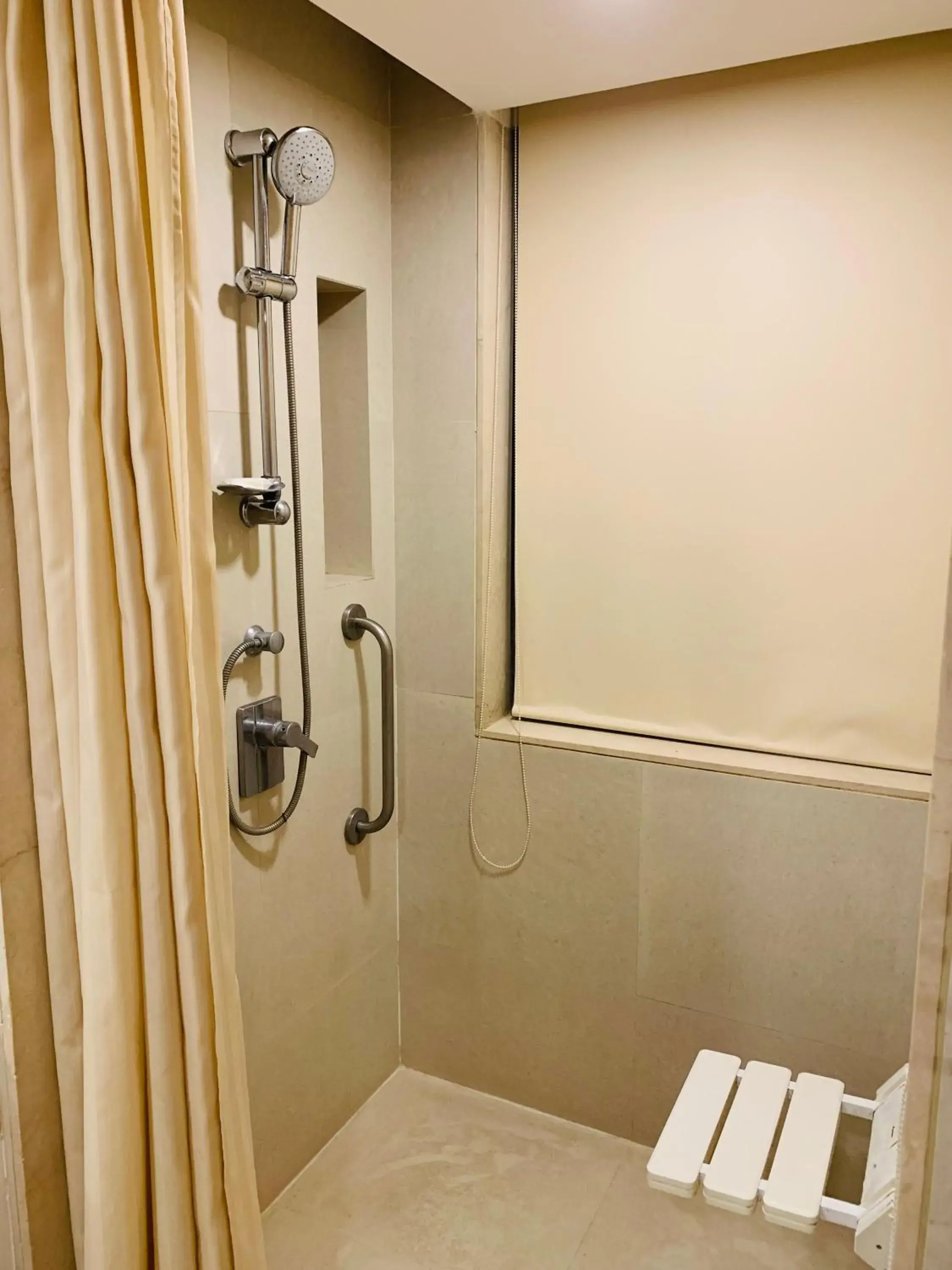 Shower, Bathroom in Holiday Inn Amritsar Ranjit Avenue, an IHG Hotel