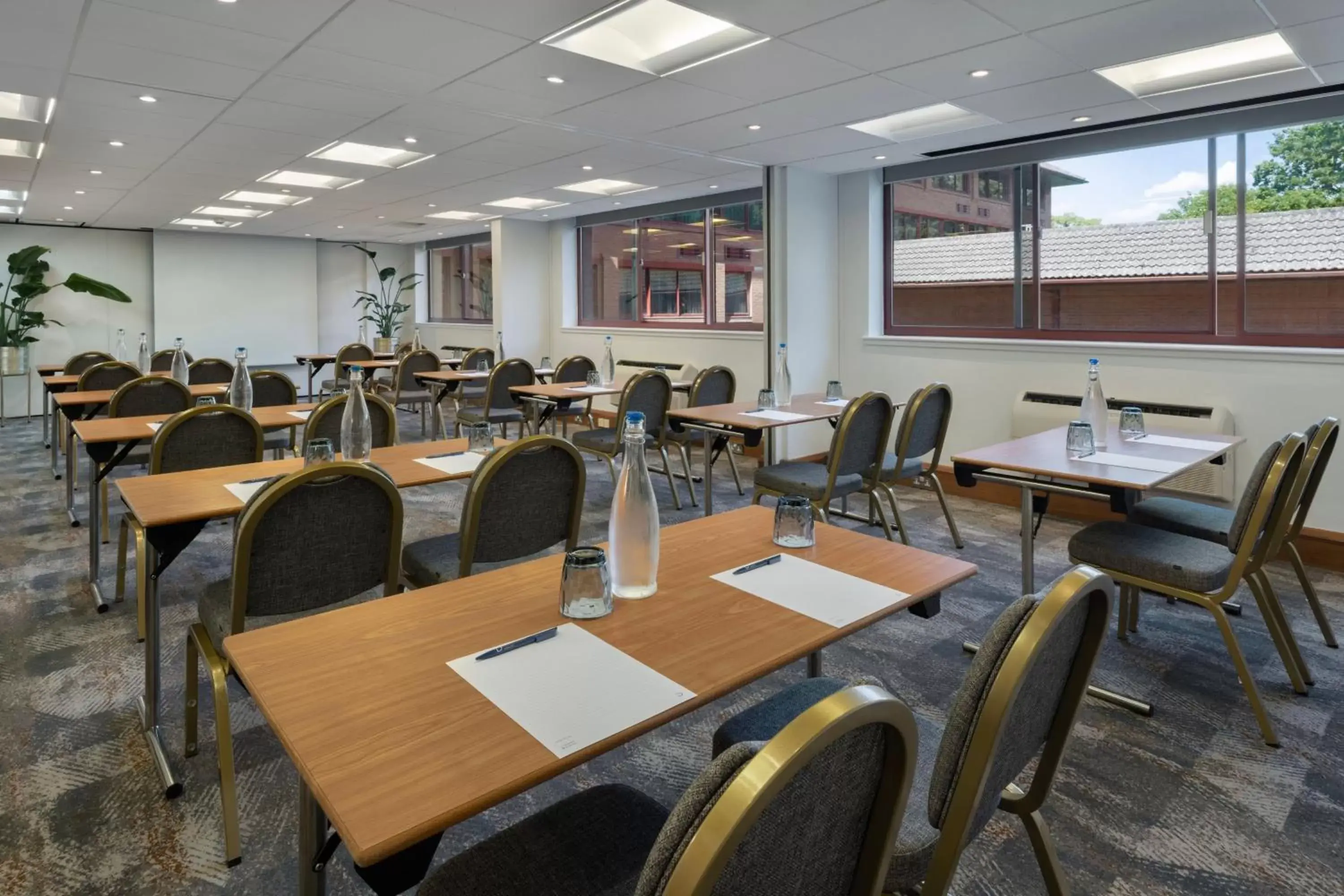 Meeting/conference room, Restaurant/Places to Eat in Delta Hotels by Marriott Swindon