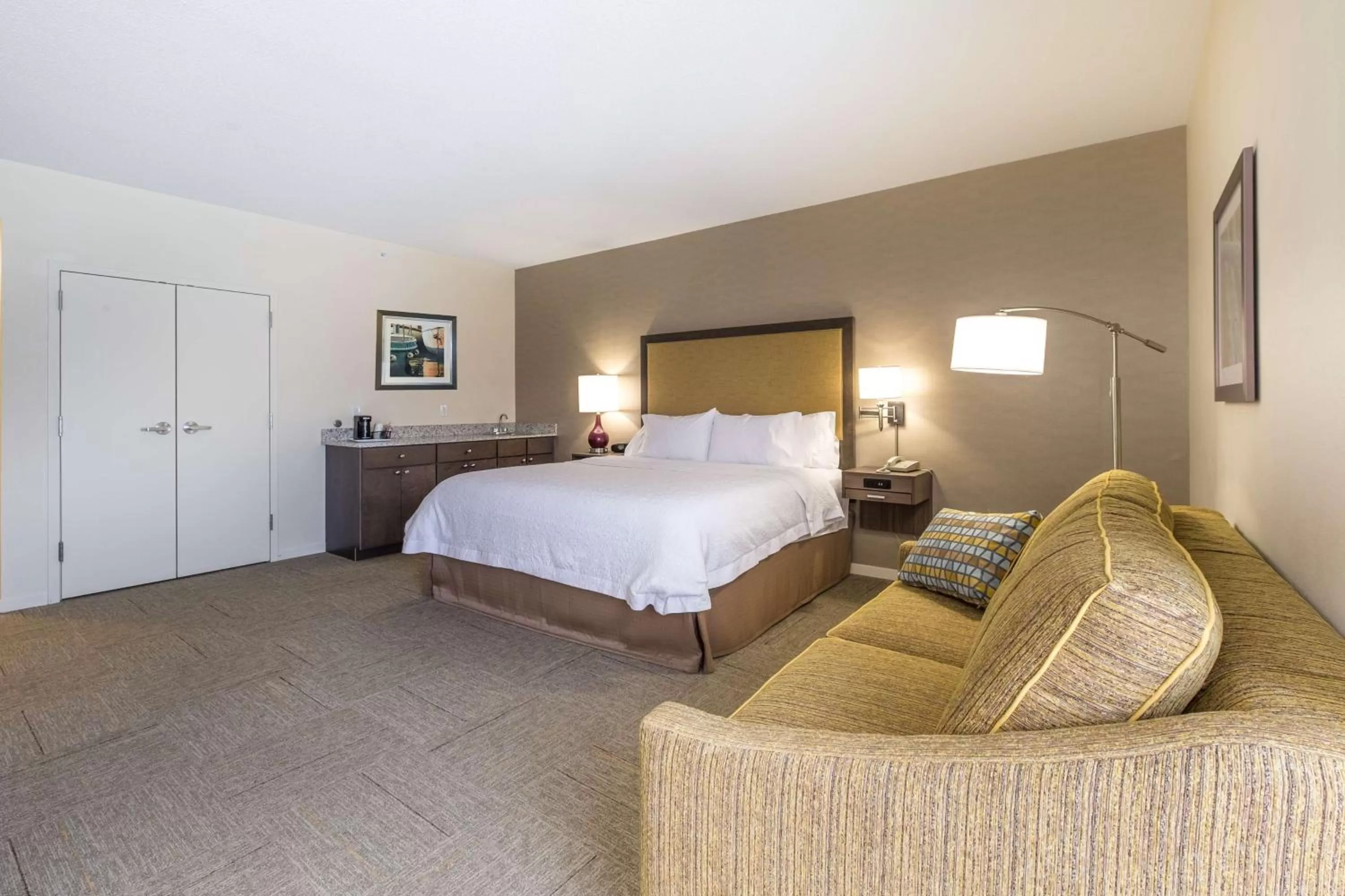 Living room, Bed in Hampton Inn Waterville