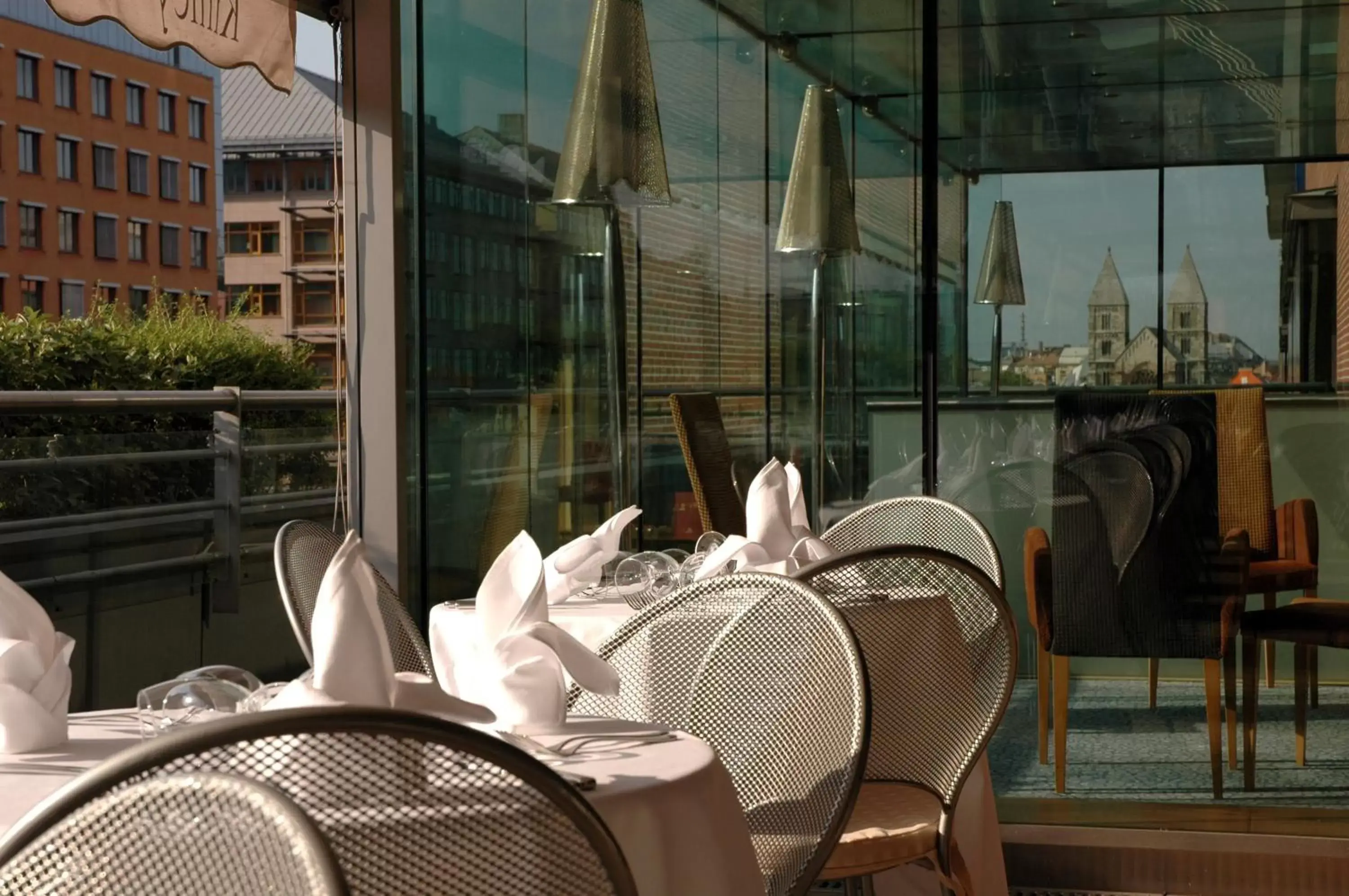 Restaurant/places to eat in Crowne Plaza Budapest by IHG Restaurant/places to eat in Crowne Plaza Budapest by IHG