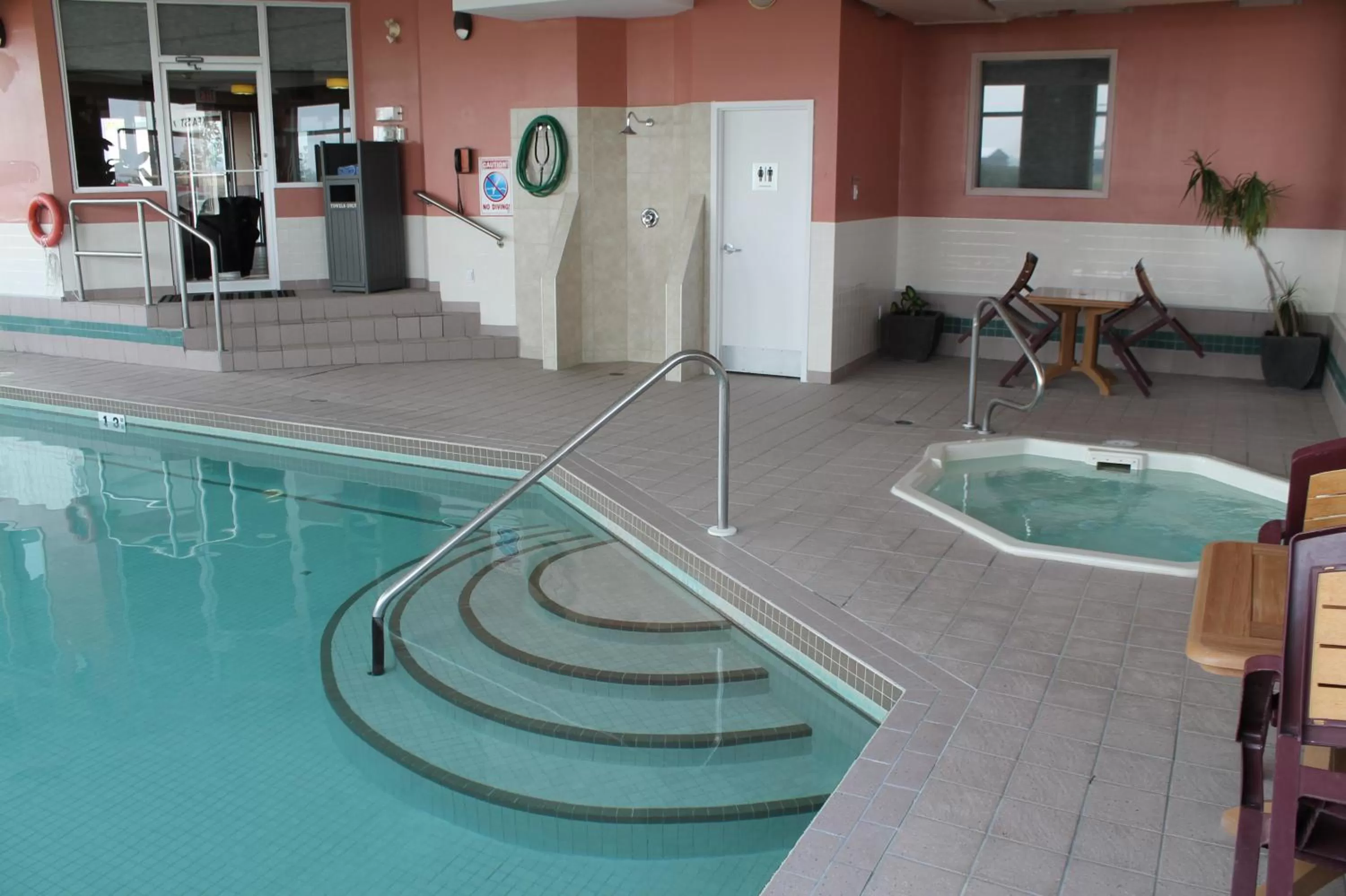 Swimming pool in Best Western Strathmore Inn
