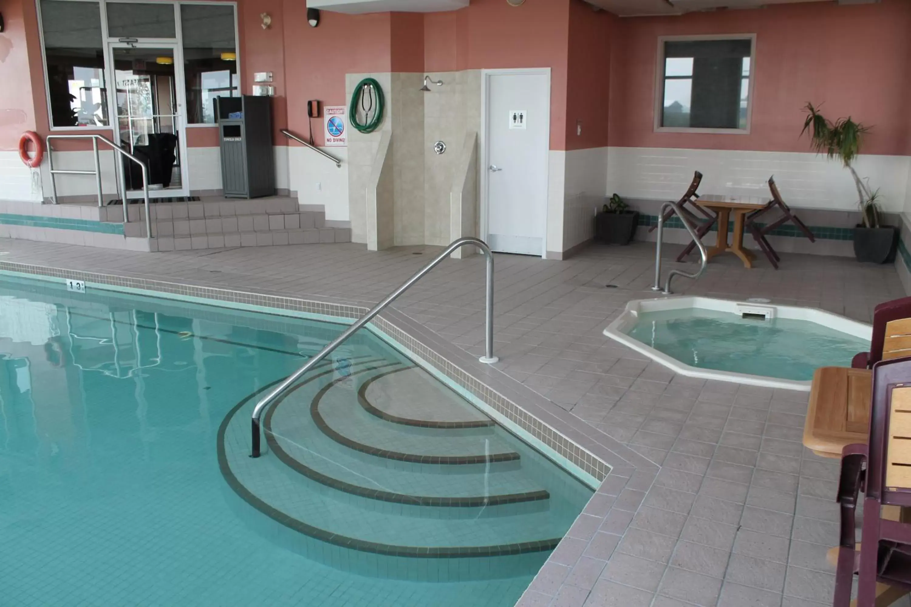 Swimming Pool in Best Western Strathmore Inn