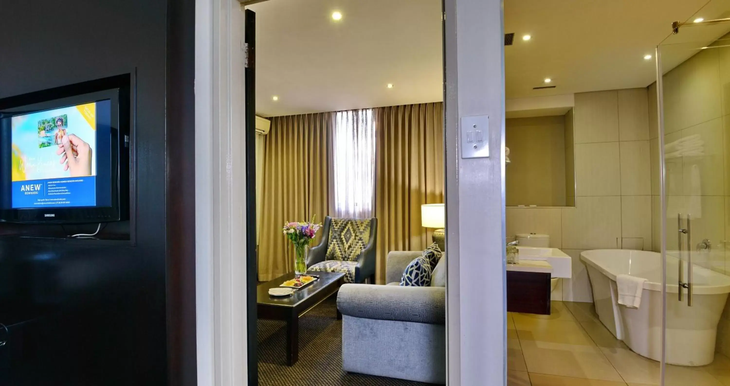 Bathroom, TV/Entertainment Center in ANEW Hotel Witbank Emalahleni