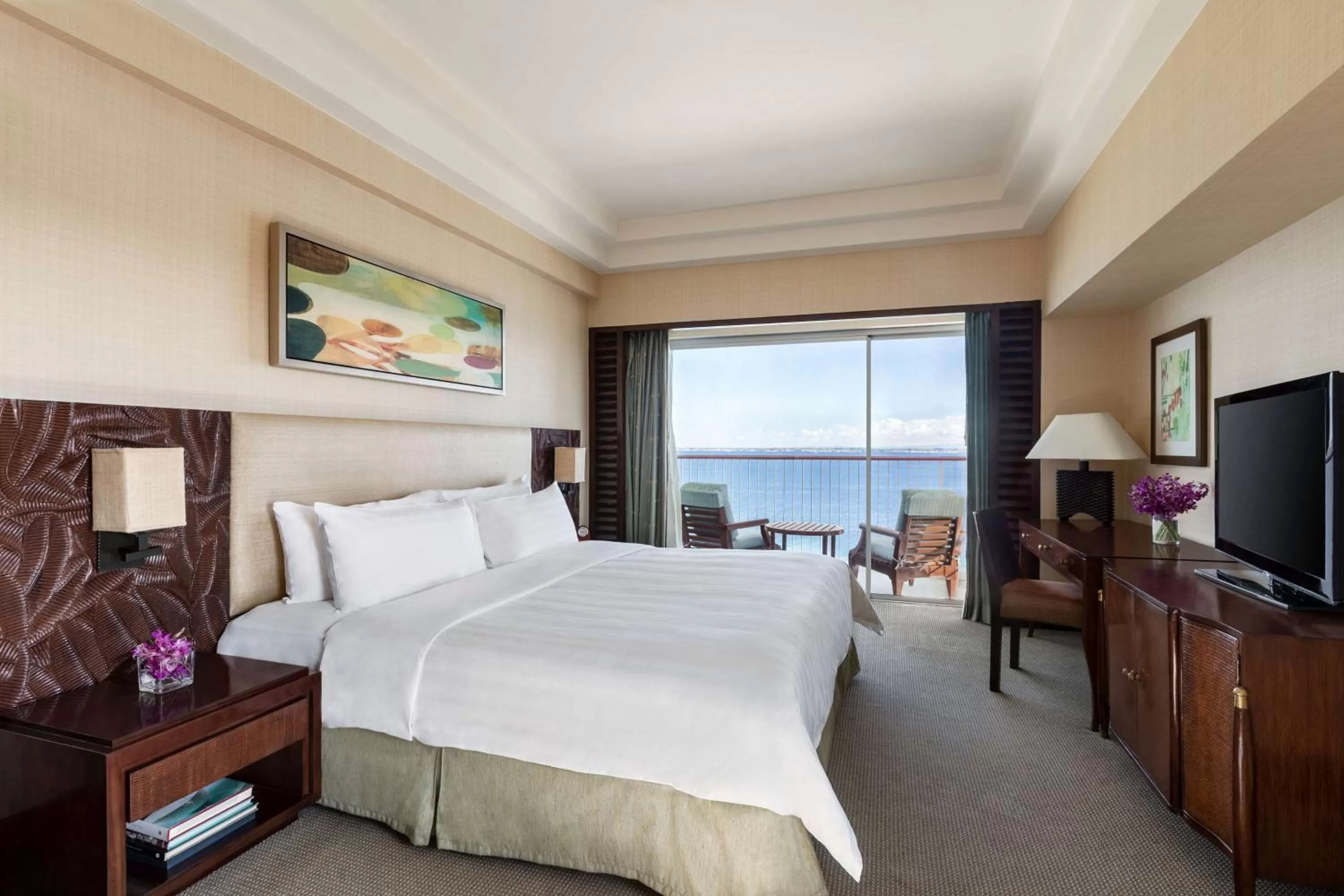 Photo of the whole room, Bed in Shangri-La Mactan, Cebu