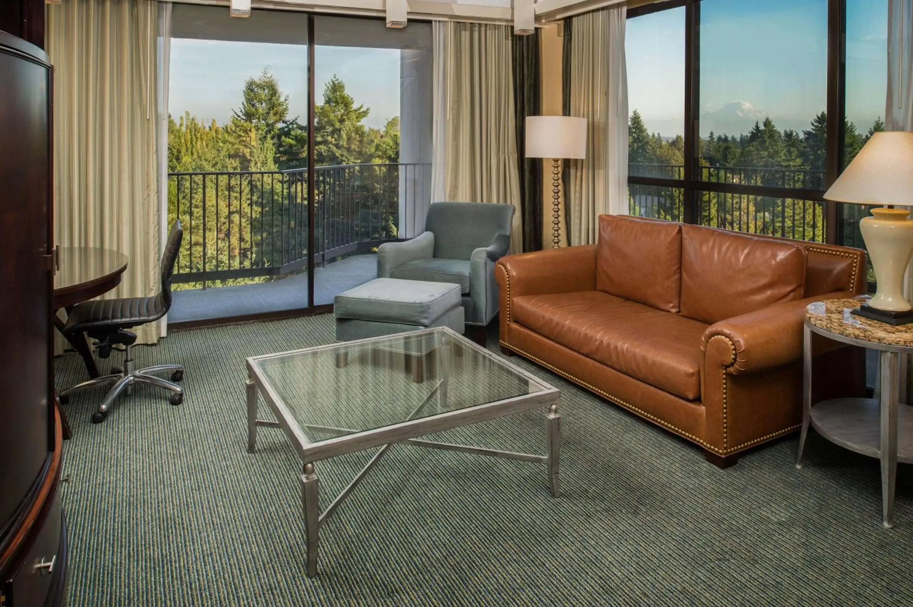 Living room, Seating Area in DoubleTree by Hilton Seattle Airport
