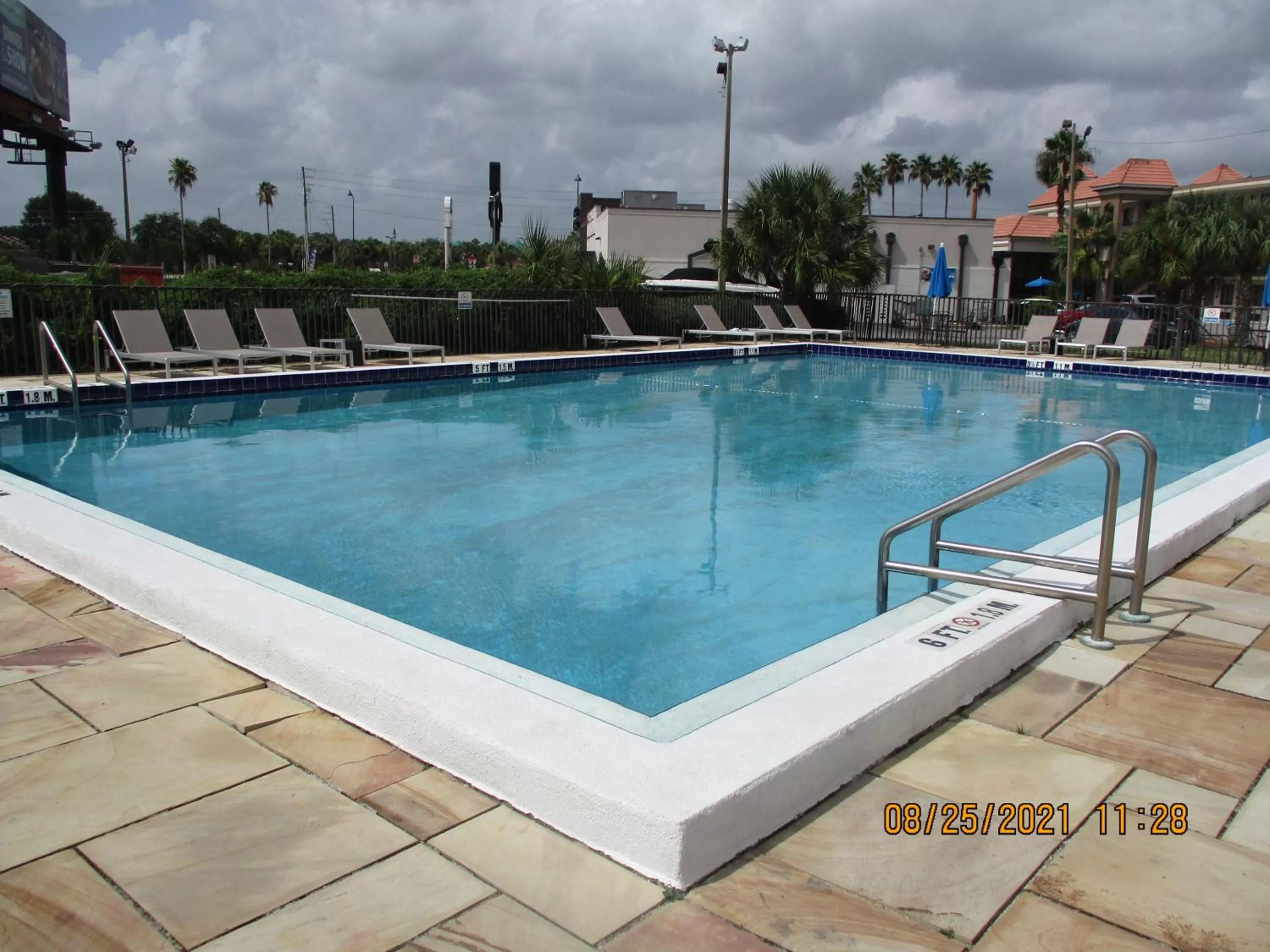 Swimming pool in Quality Inn & Suites Kissimmee by The Lake - Free Shuttle to Theme Parks