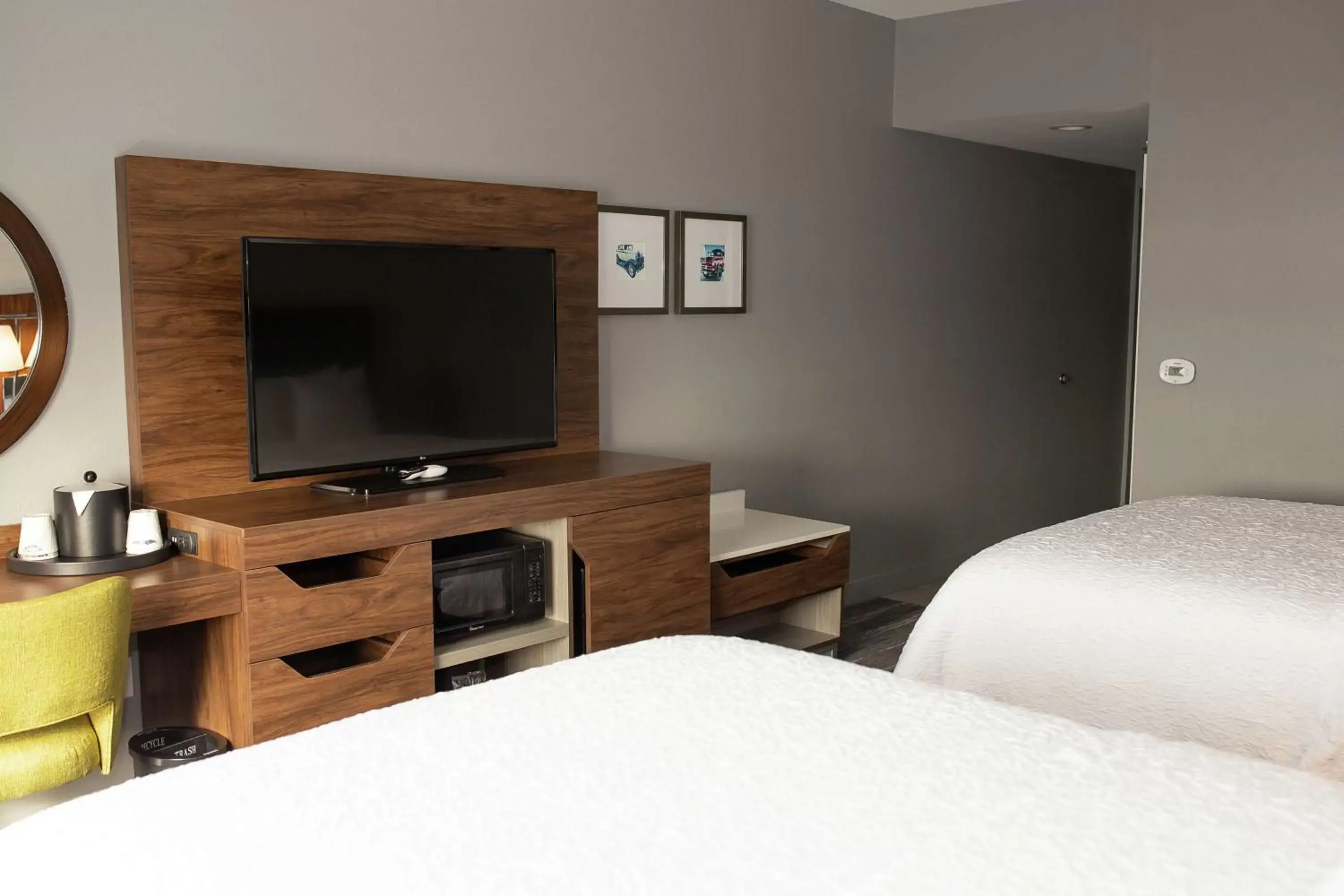 Bedroom, TV/Entertainment Center in Hampton Inn and Suites Dundee