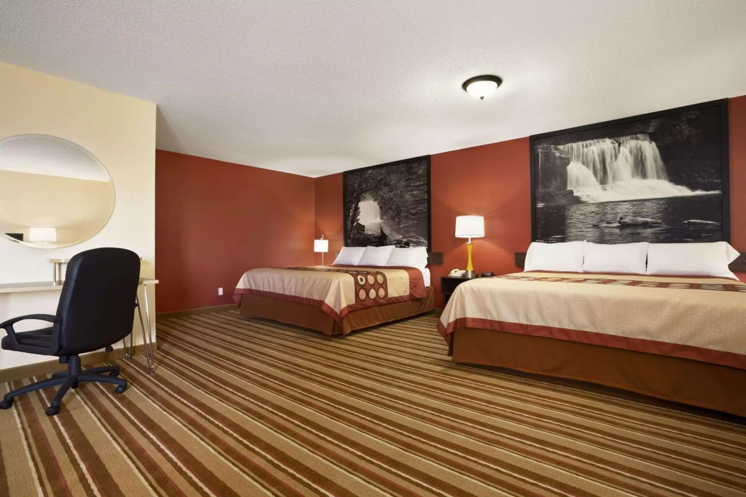 Photo of the whole room, Bed in Super 8 by Wyndham Mattoon
