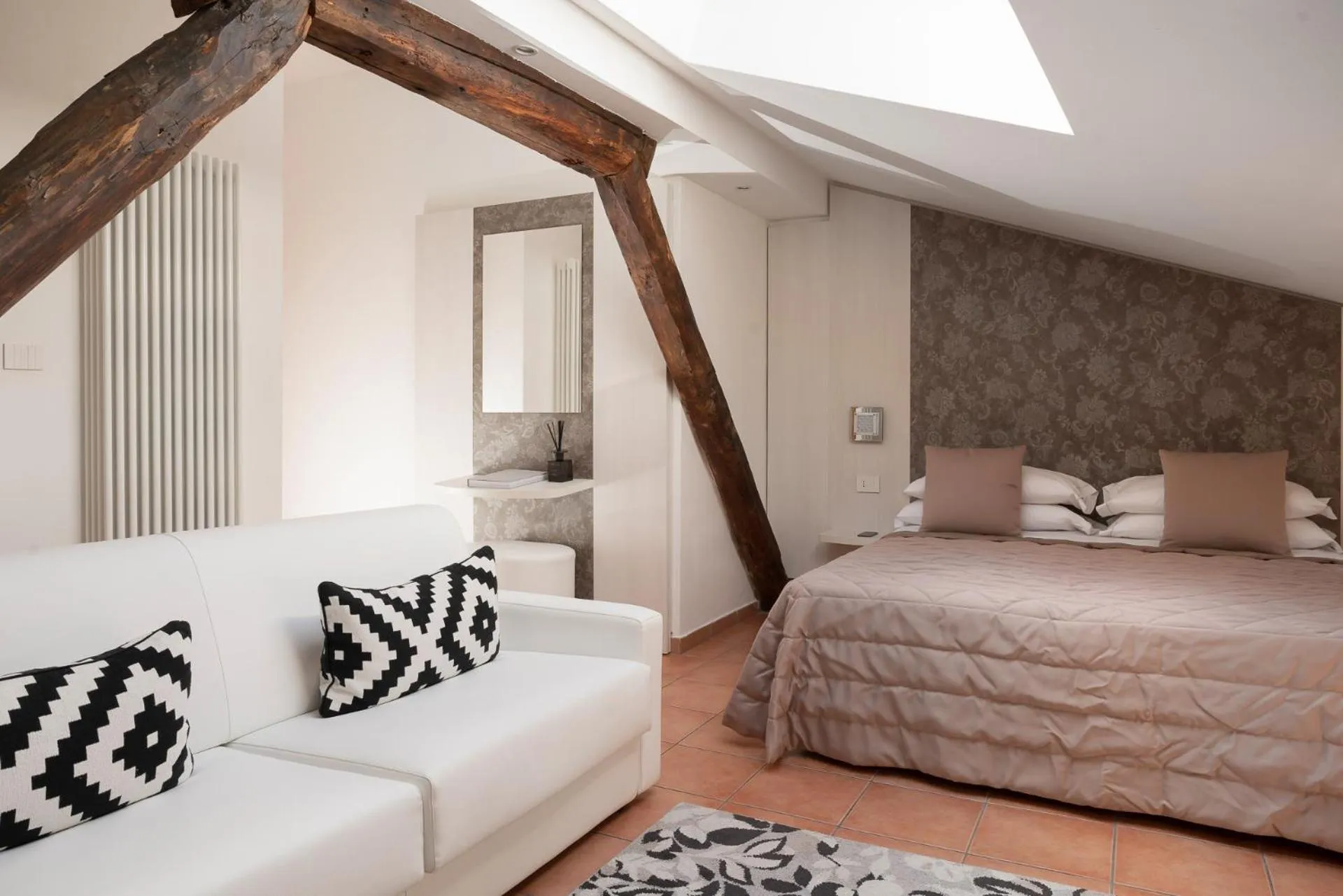 Photo of the whole room, Bed in Albergo Rossini 1936 - Small & Charming