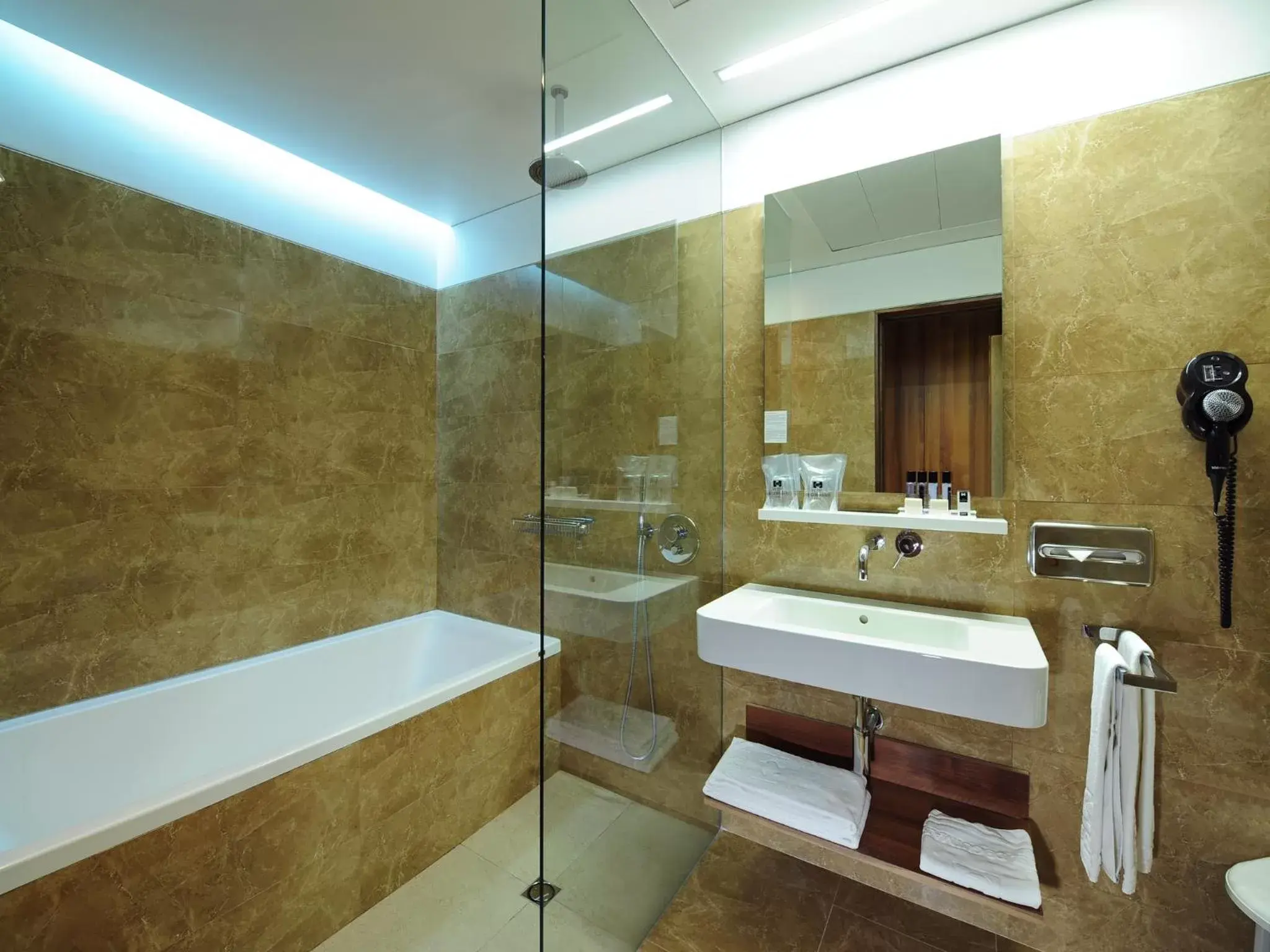 Toilet, Bathroom in Hotel de Guimaraes