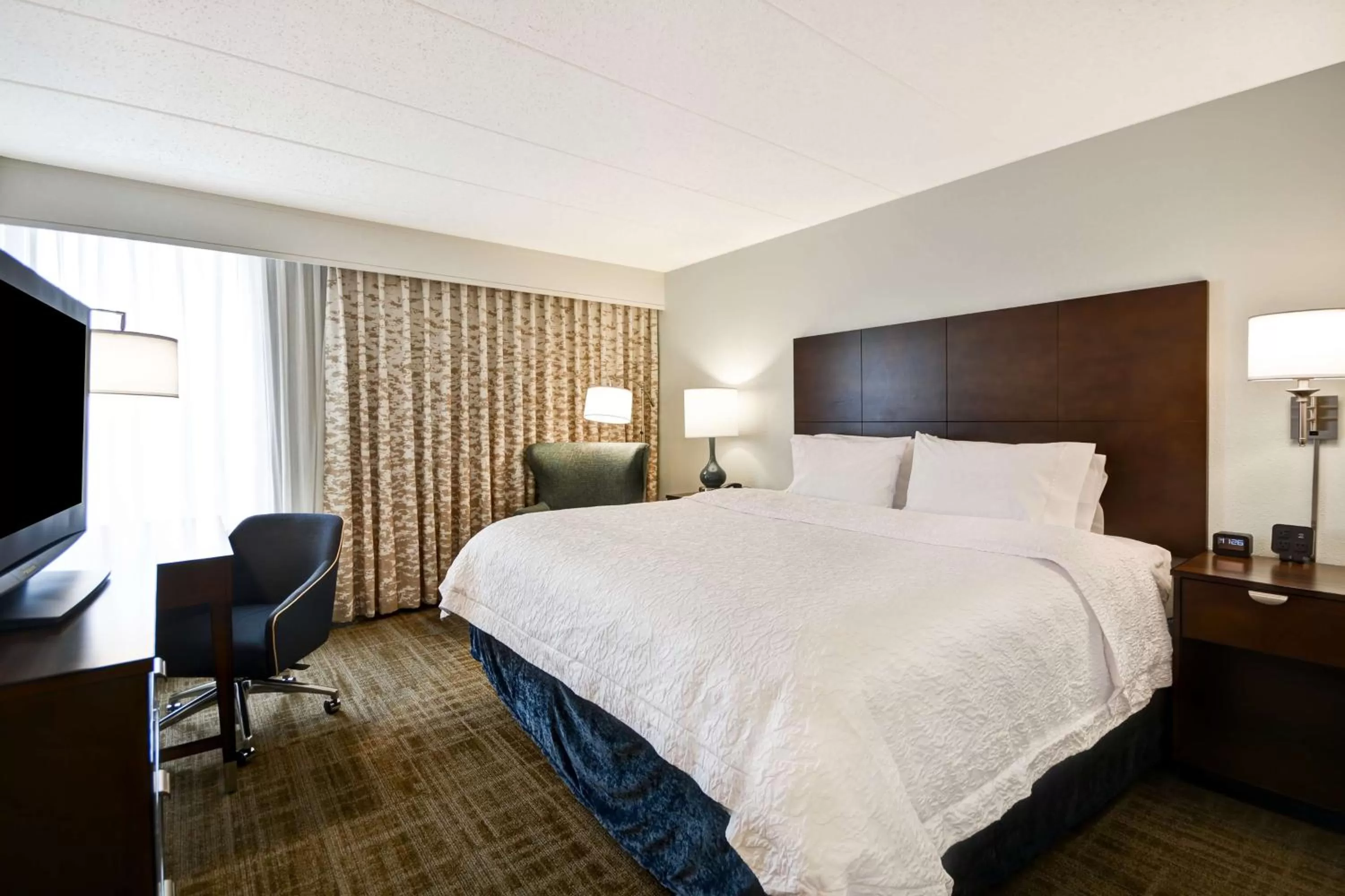 King Room Mobility Accessible with Roll In Shower Non-Smoking in Hampton Inn Chicago-Naperville