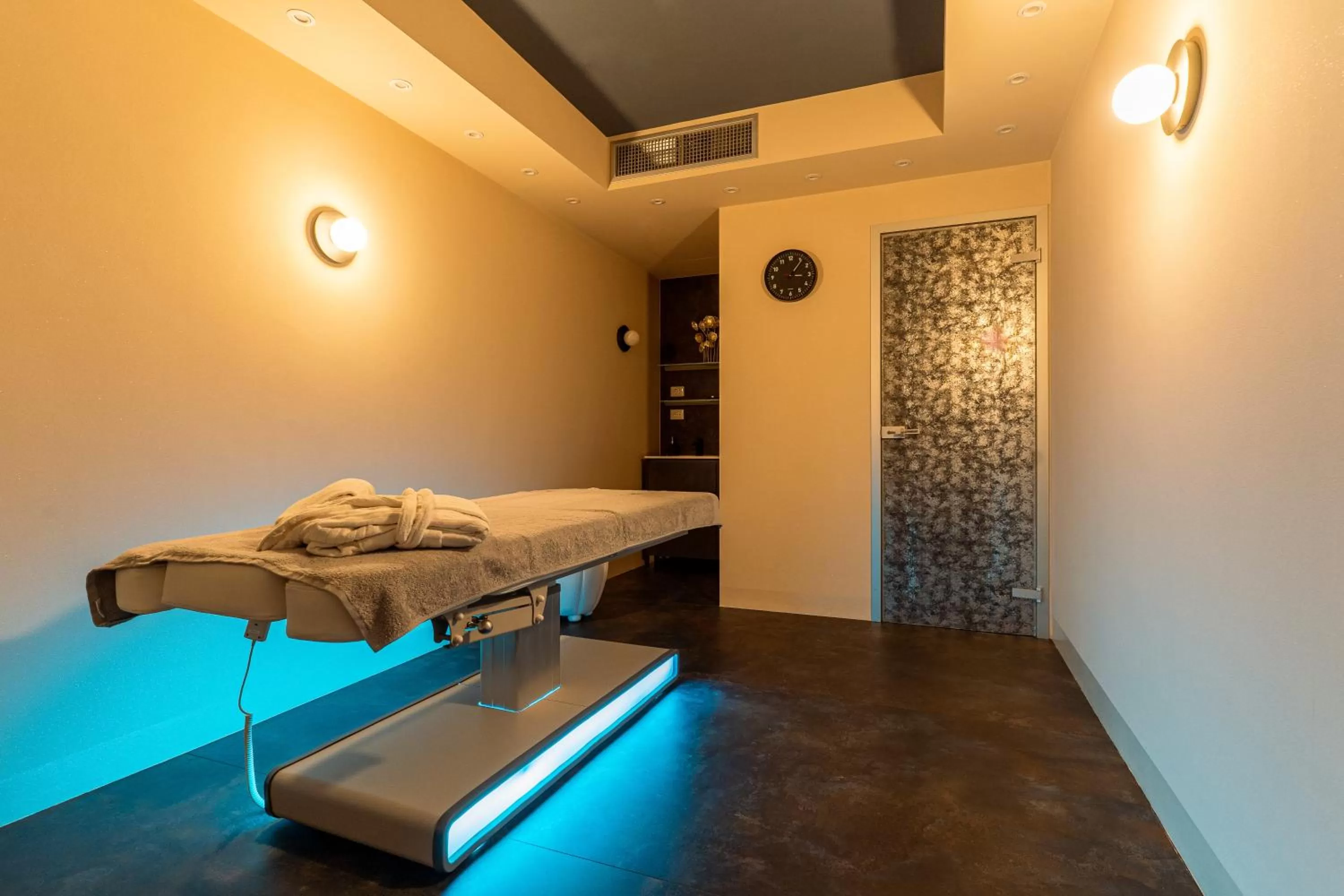 Massage, Bed in The Moon Boutique Hotel & Spa