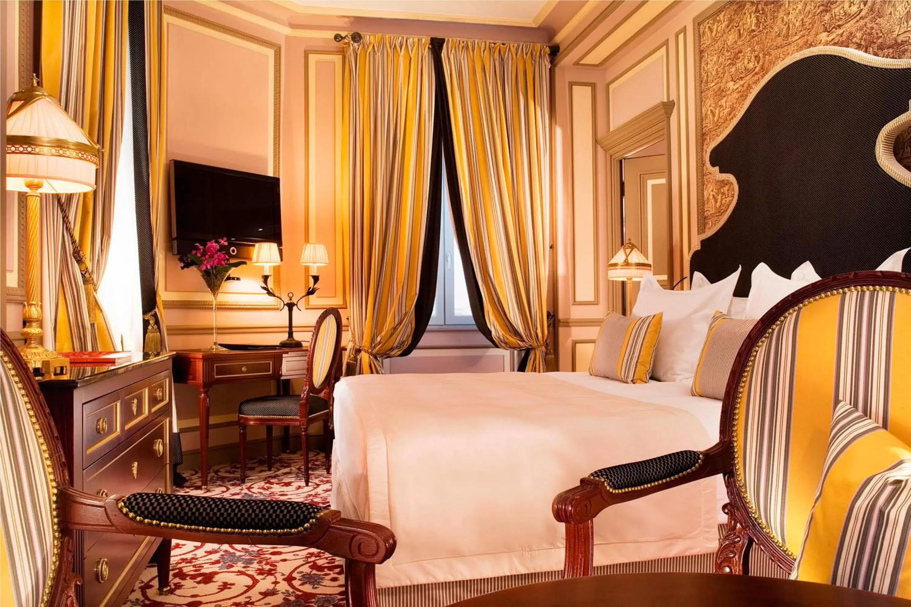 Photo of the whole room, Bed in InterContinental Bordeaux Le Grand Hotel, an IHG Hotel