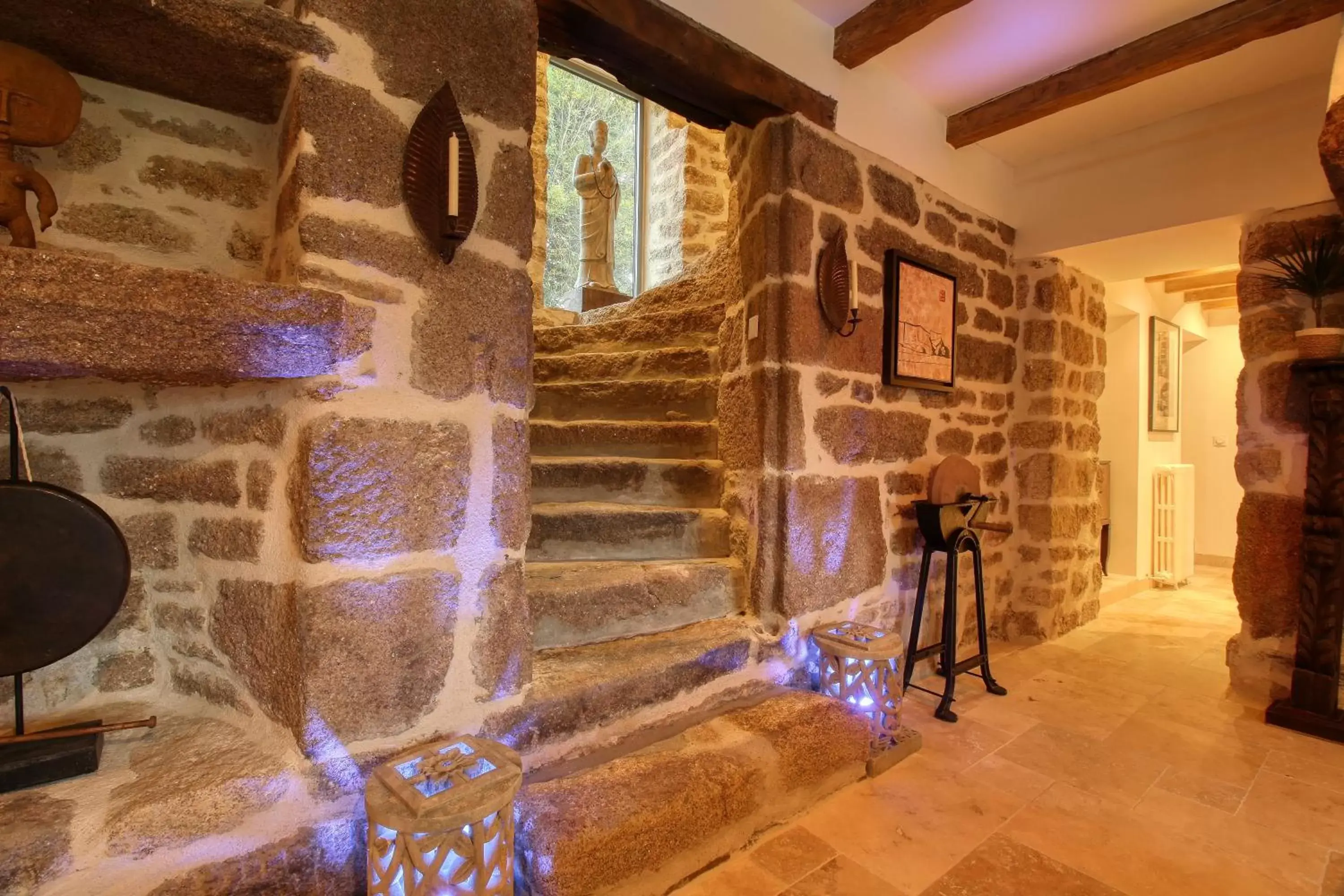 Living room in KERBELEG, ferme-manoir du XVè siècle, chambres grand confort