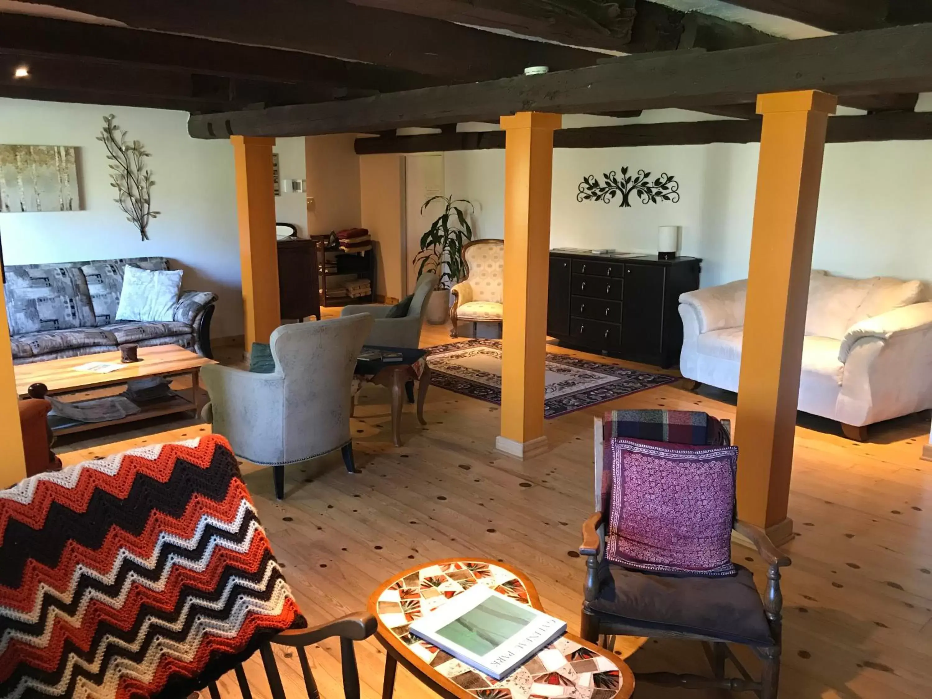 Communal lounge/ TV room in La Grange Country Inn