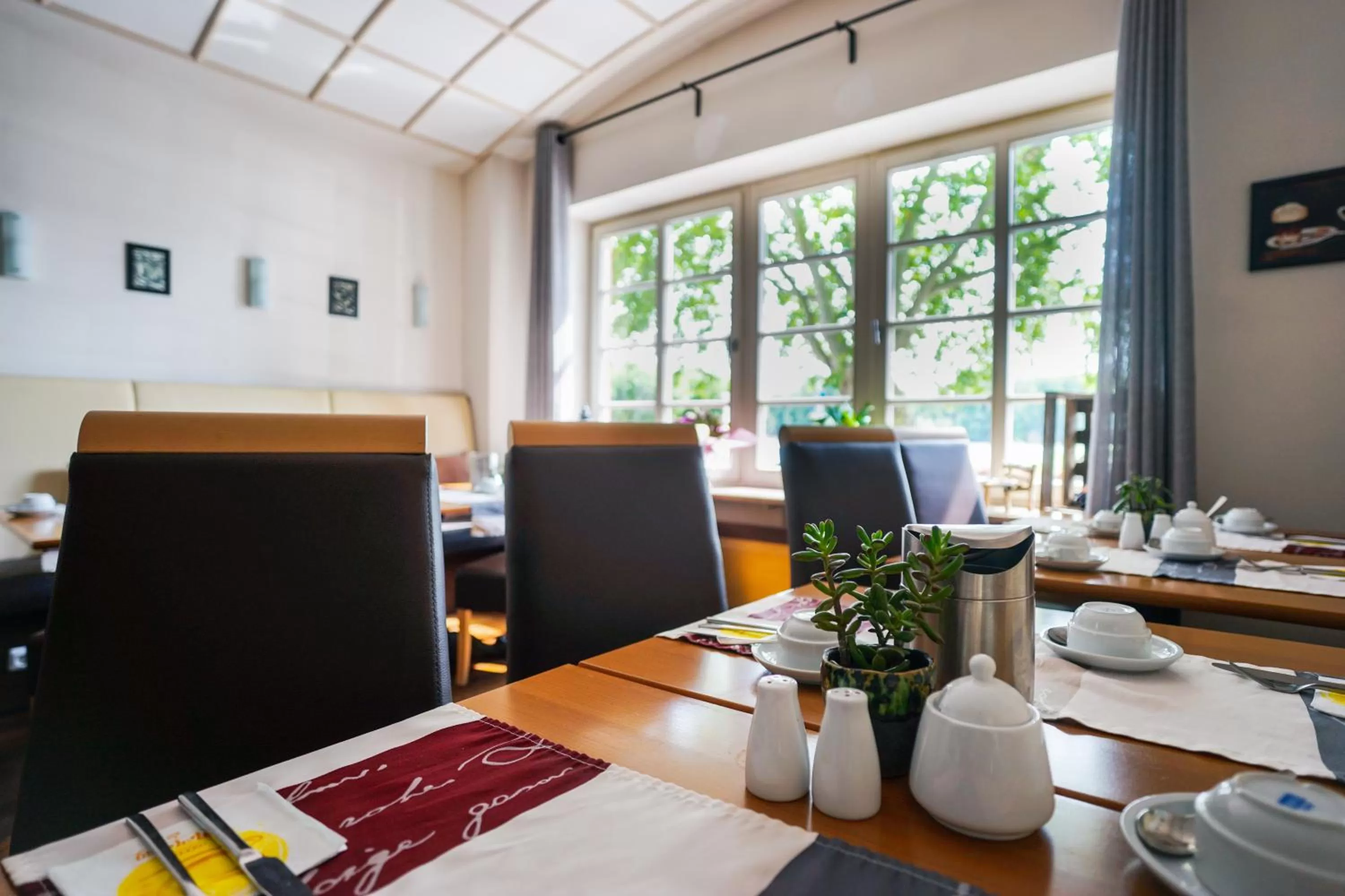 Dining area in Hotel Am Schloss Biebrich