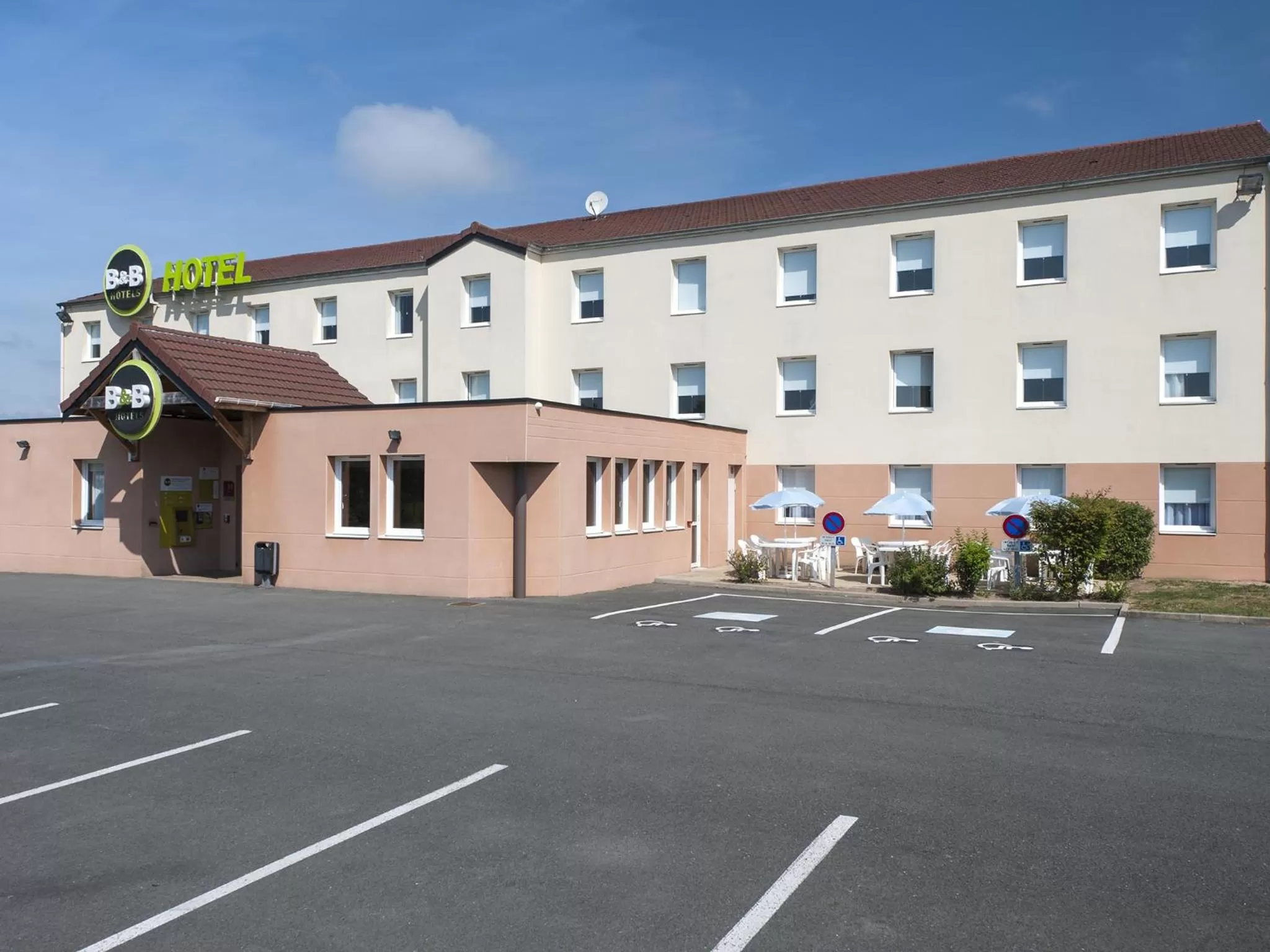 Facade/entrance in B&B HOTEL Paray-le-Monial