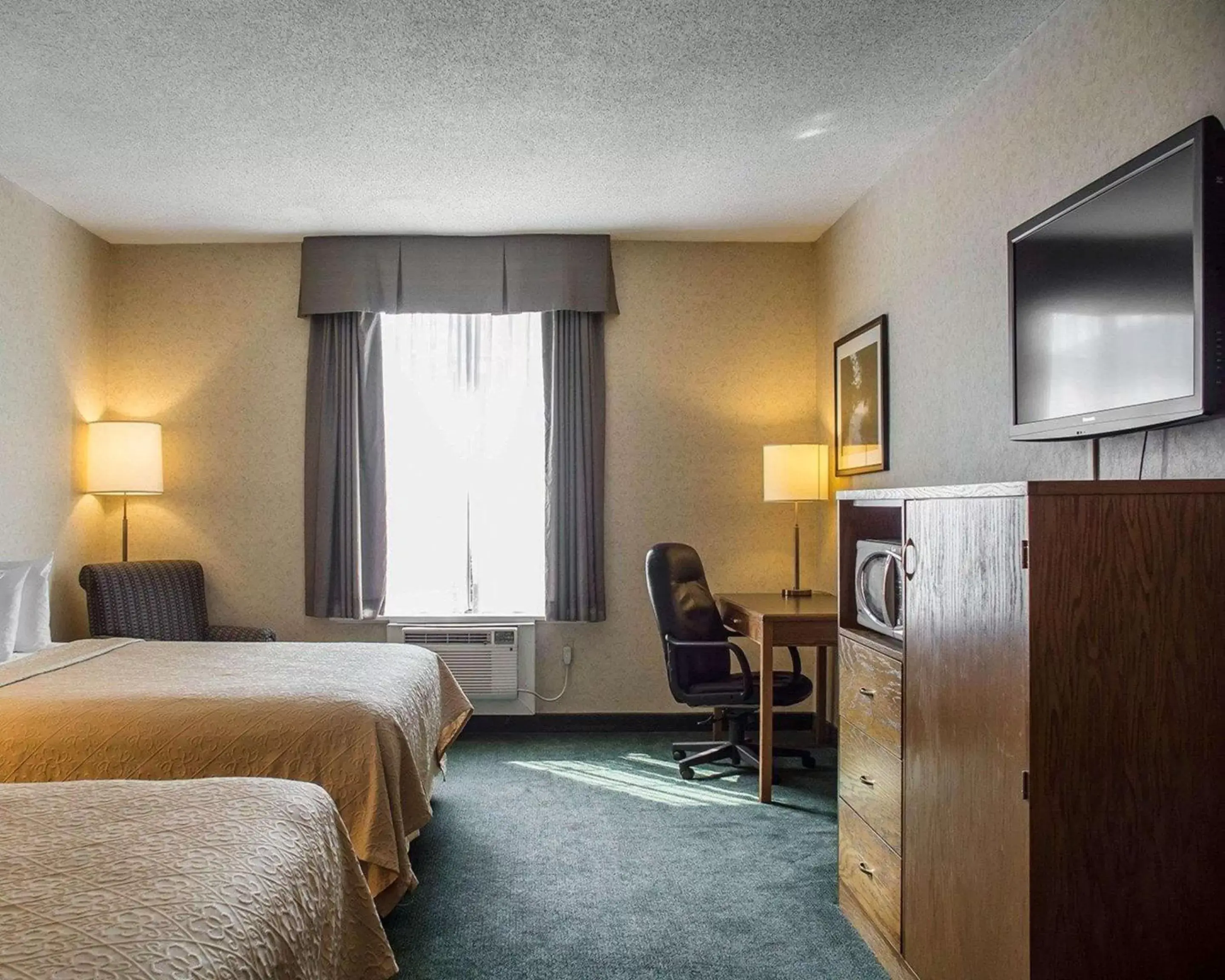 Photo of the whole room, TV/Entertainment Center in Quality Hotel & Suites Woodstock