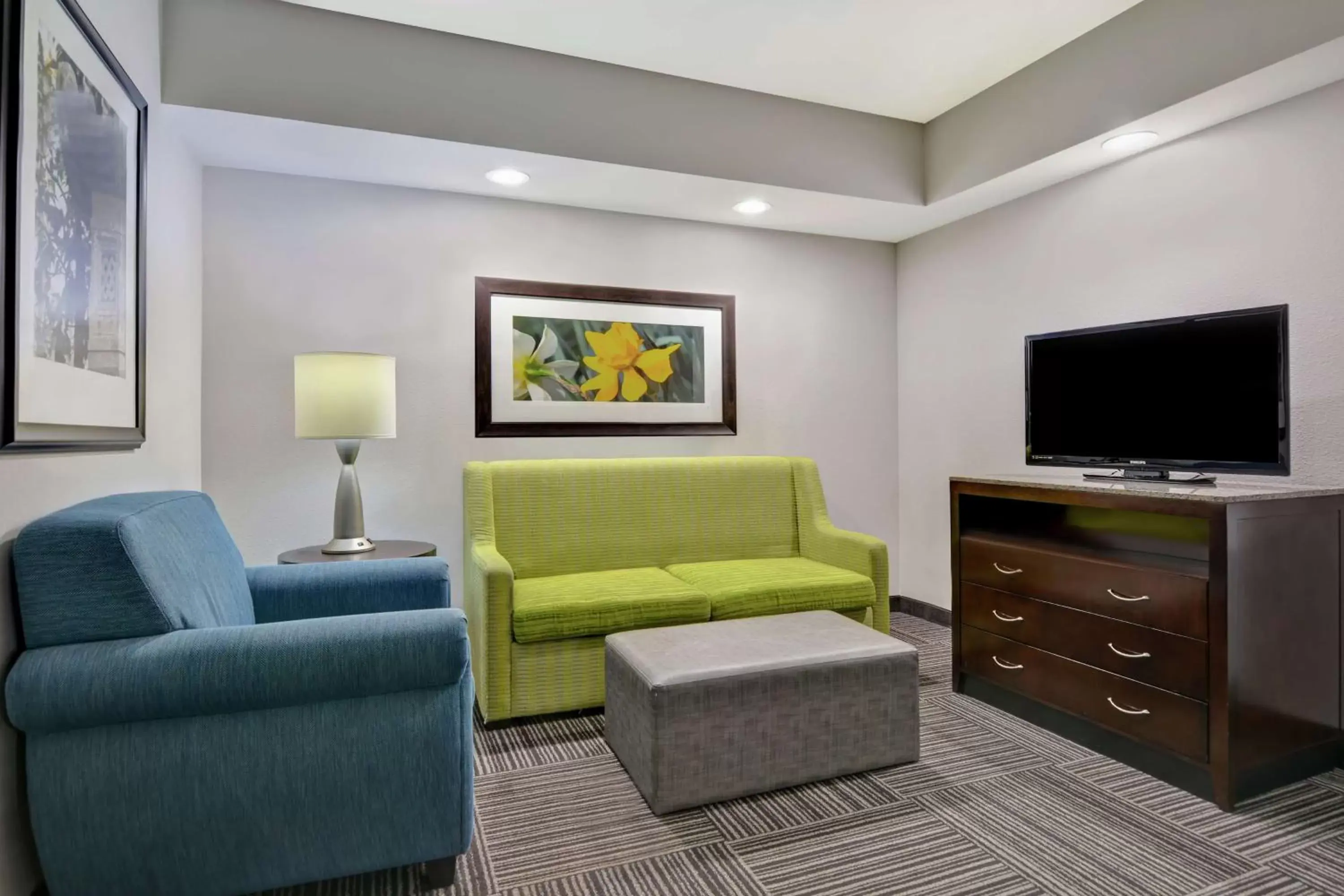 Bedroom, Seating Area in Hilton Garden Inn and Fayetteville Convention Center