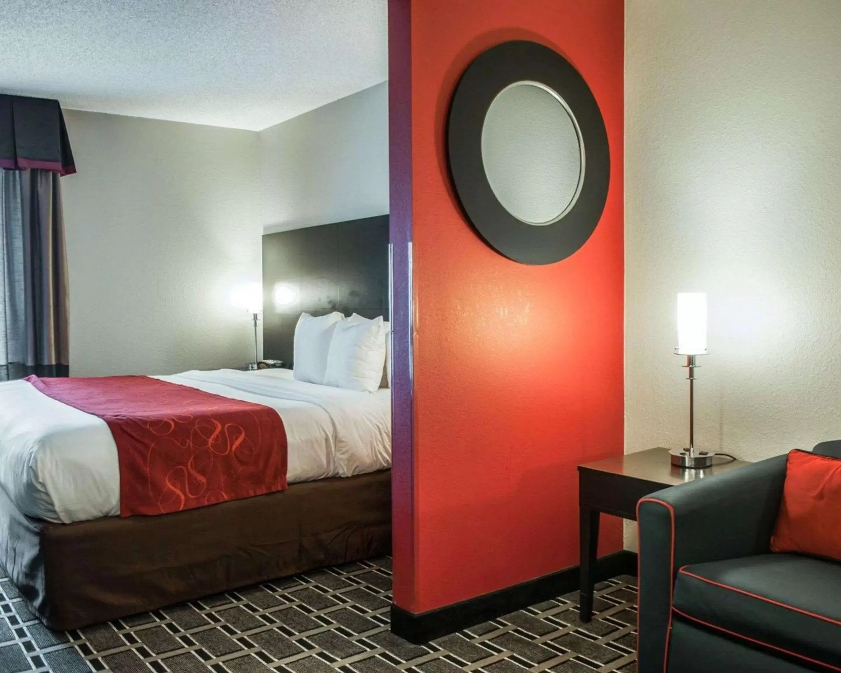 Bedroom, Bed in Comfort Suites Airport Nashville