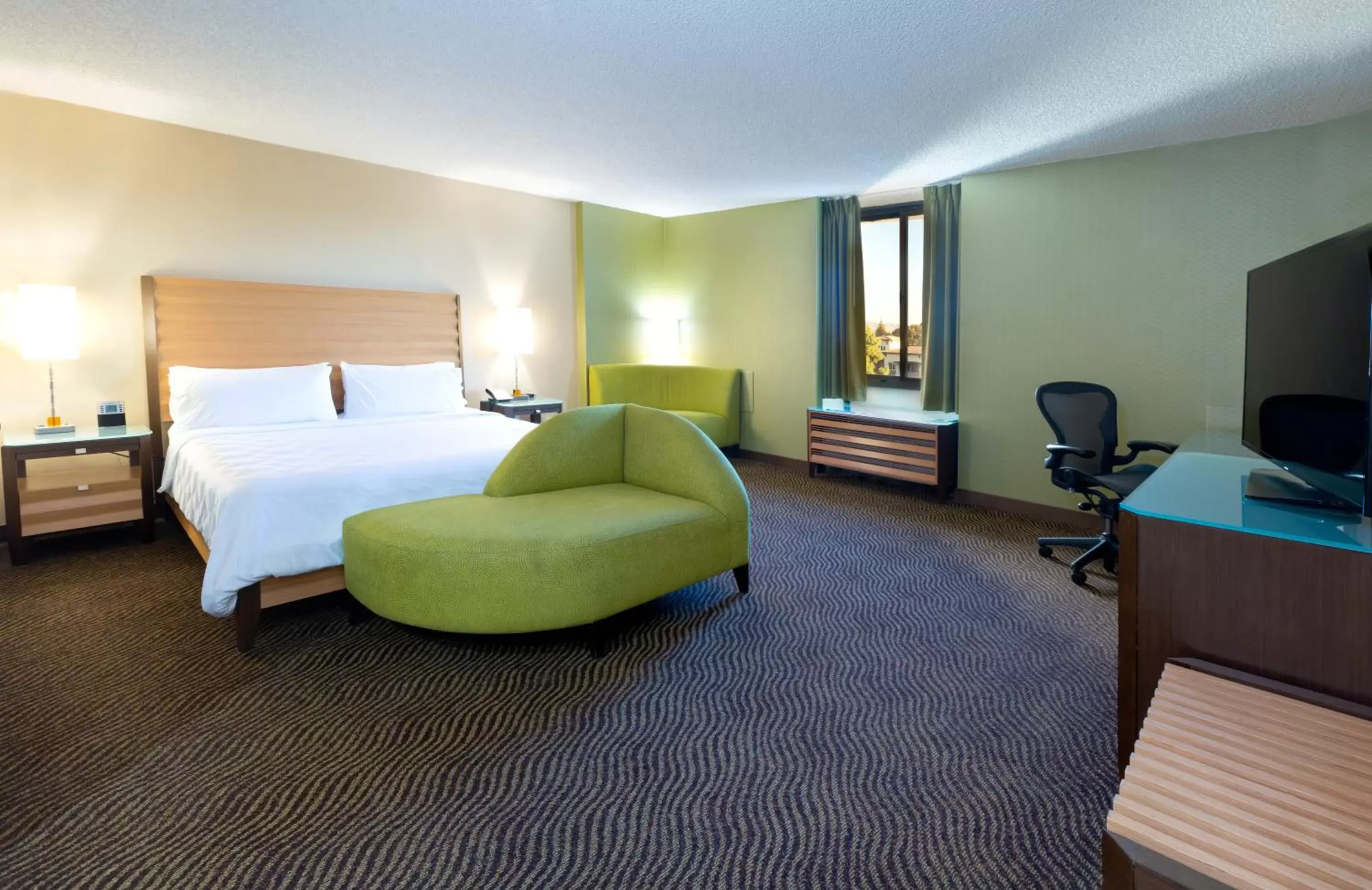 Bedroom in Holiday Inn San Jose-Silicon Valley, an IHG Hotel
