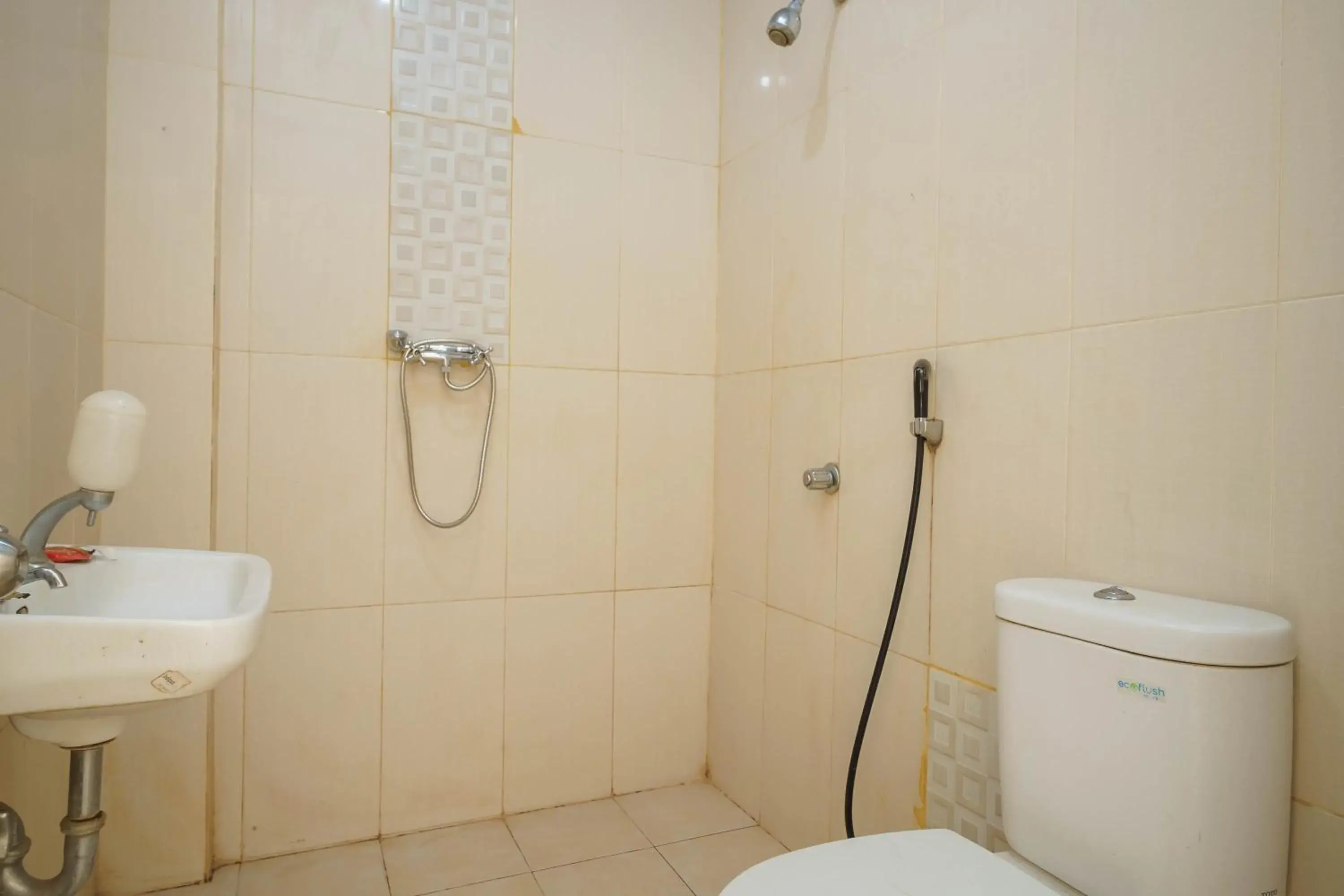 Bathroom in RedDoorz Syariah At Hotel Putri Gading Bengkulu