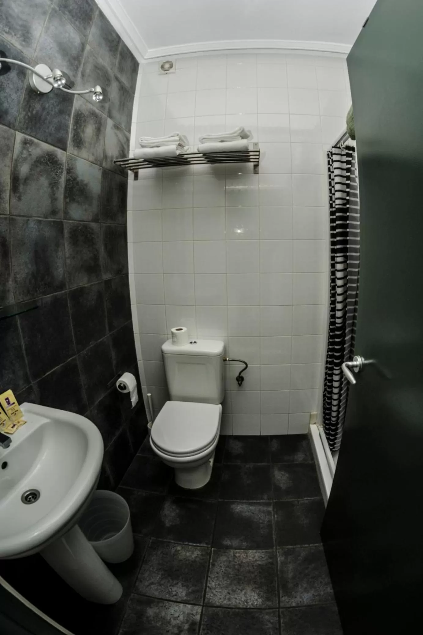 Shower in Pensión Blanca B&B