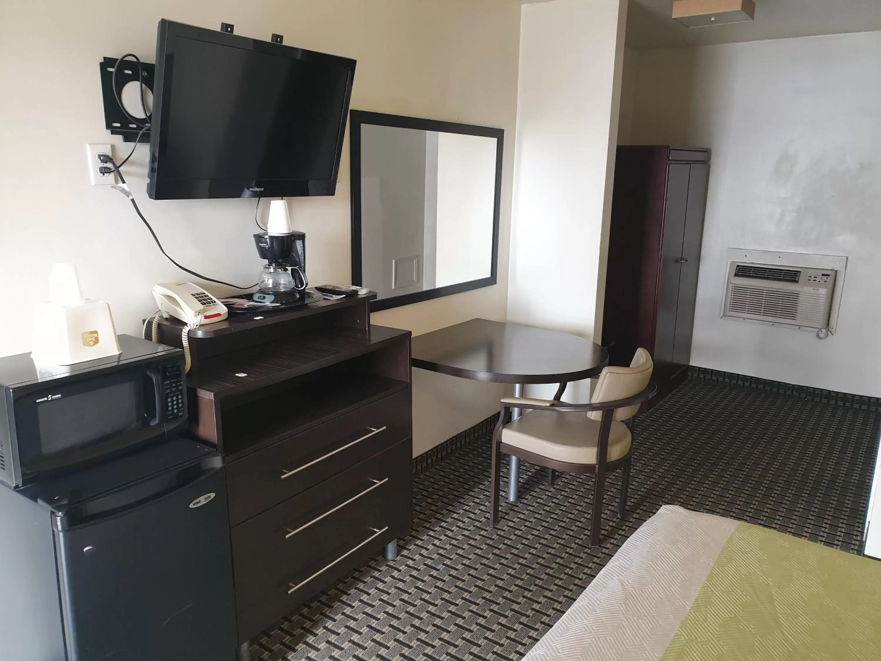 Bed in Split Mountain Motel