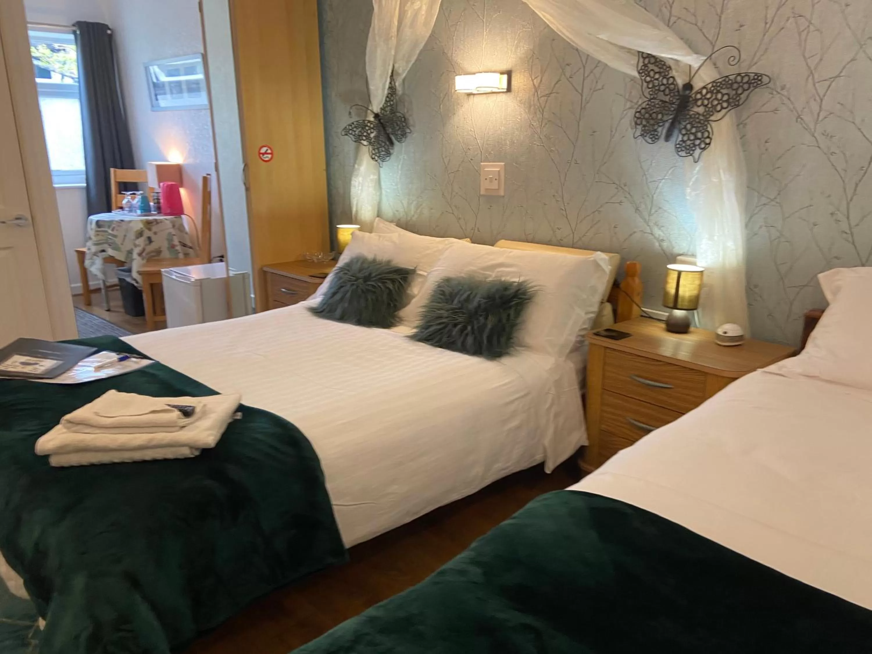 Photo of the whole room, Bed in Aquarius B&B