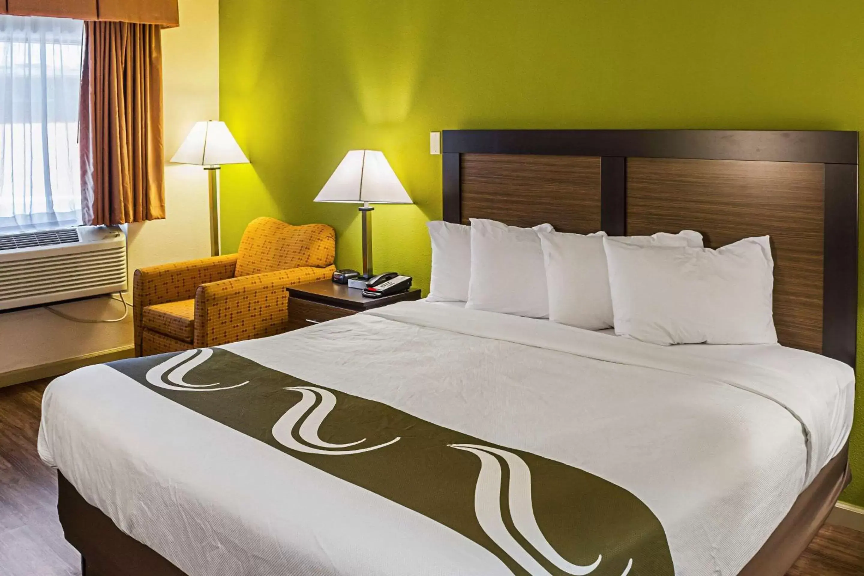 Photo of the whole room, Bed in Quality Inn Biloxi Beach Photo of the whole room, Bed in Quality Inn Biloxi Beach