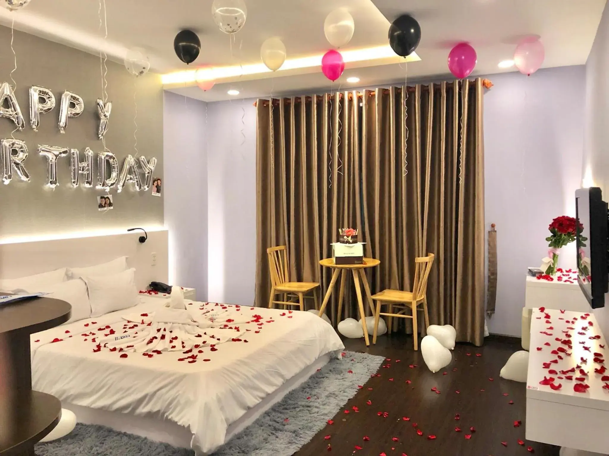 Bed in Ha Noi Hotel near Tan Son Nhat International Airport Bed in Ha Noi Hotel near Tan Son Nhat International Airport