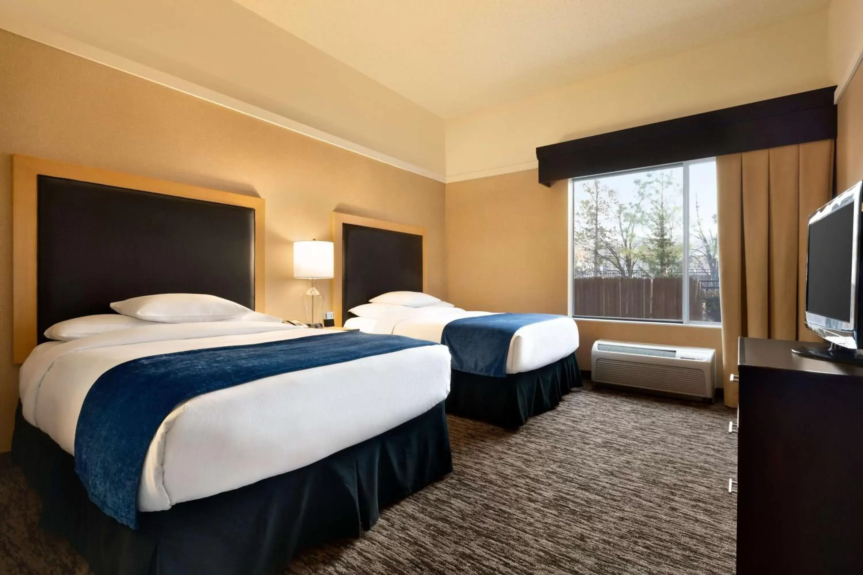 Bed in DoubleTree by Hilton Hotel Oklahoma City Airport