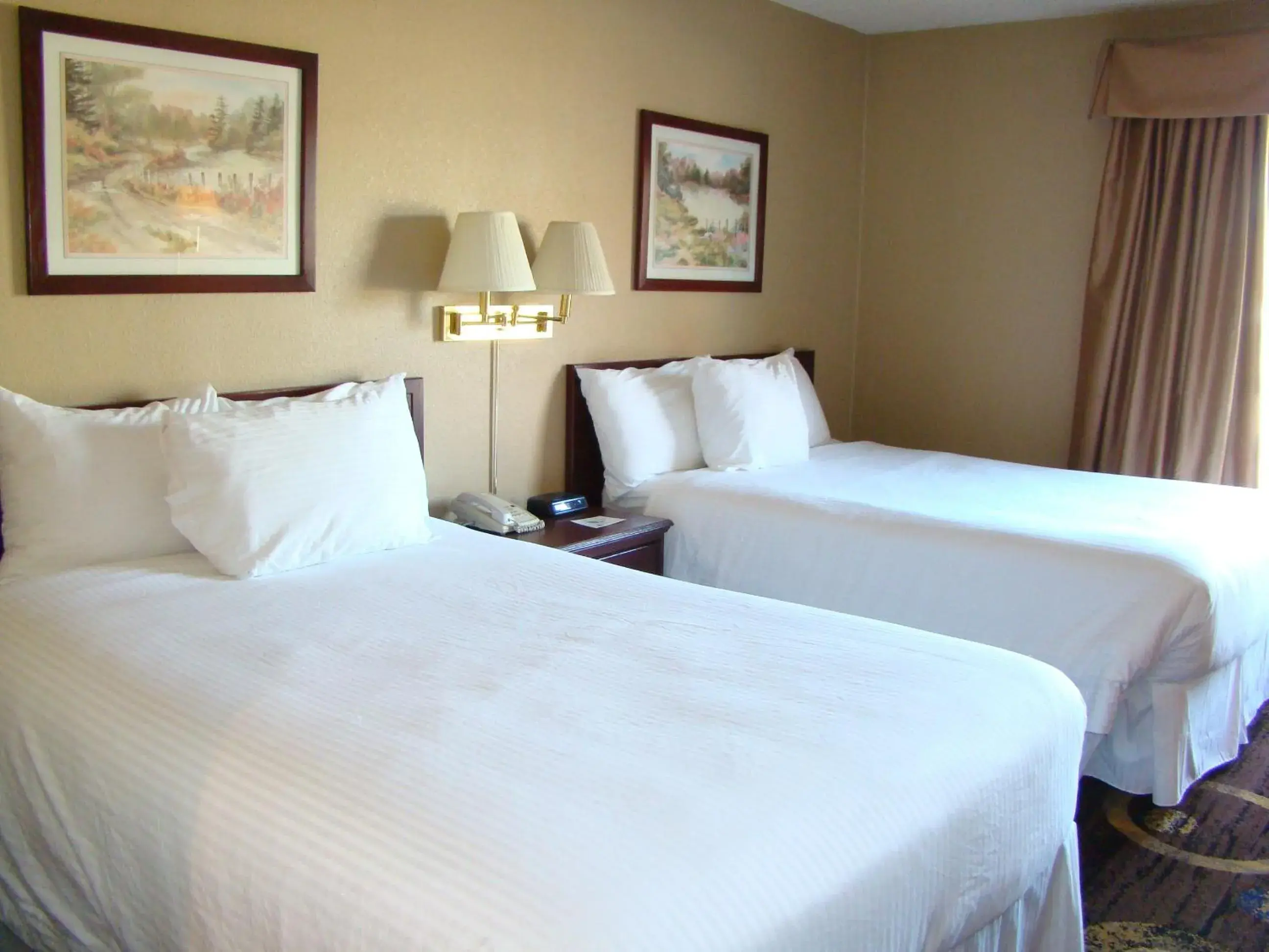 Bed in Stonebridge Hotel