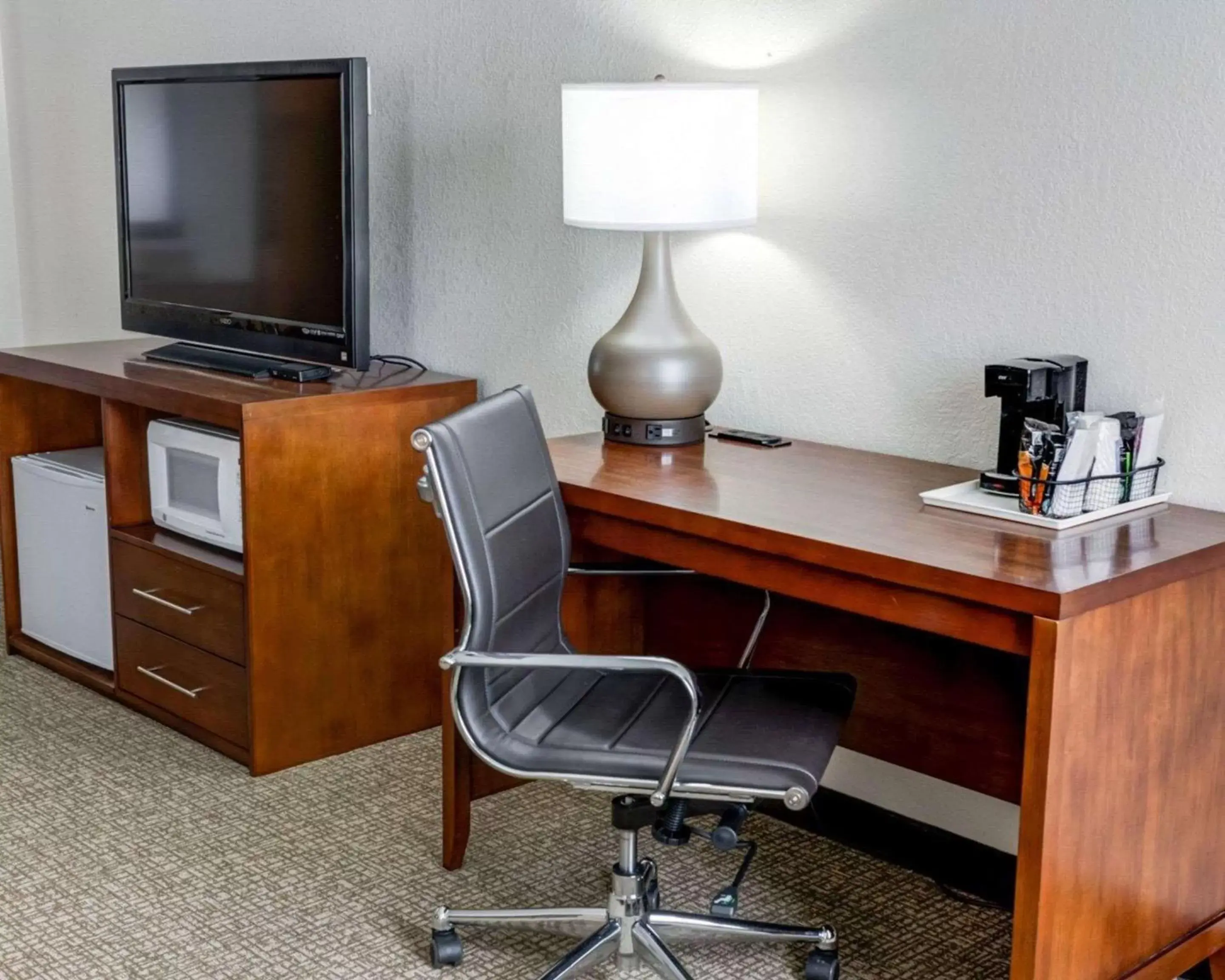 Photo of the whole room, TV/Entertainment Center in Comfort Inn Kearney - Liberty