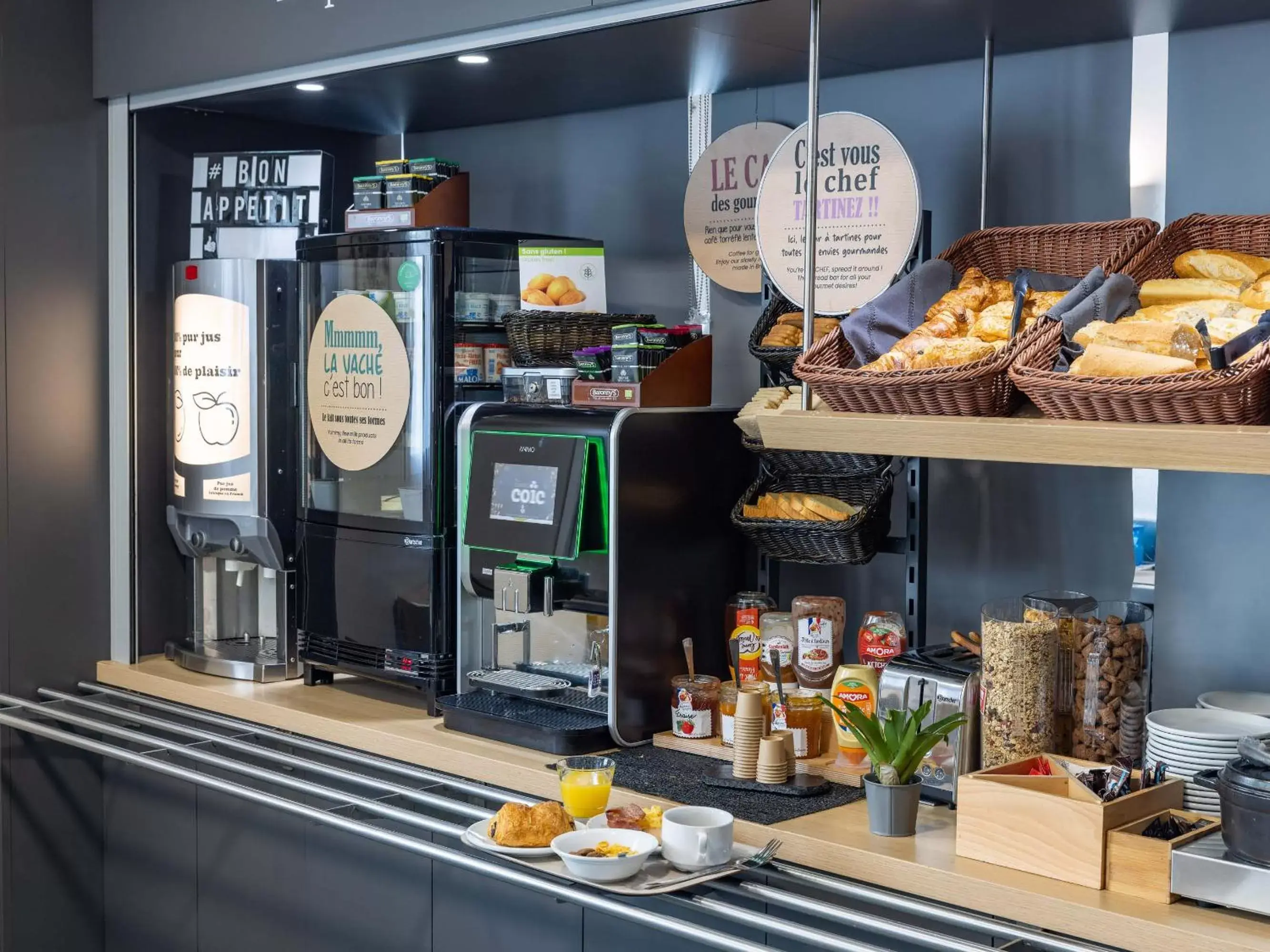 Breakfast in B&B HOTEL Rennes Sud Chantepie