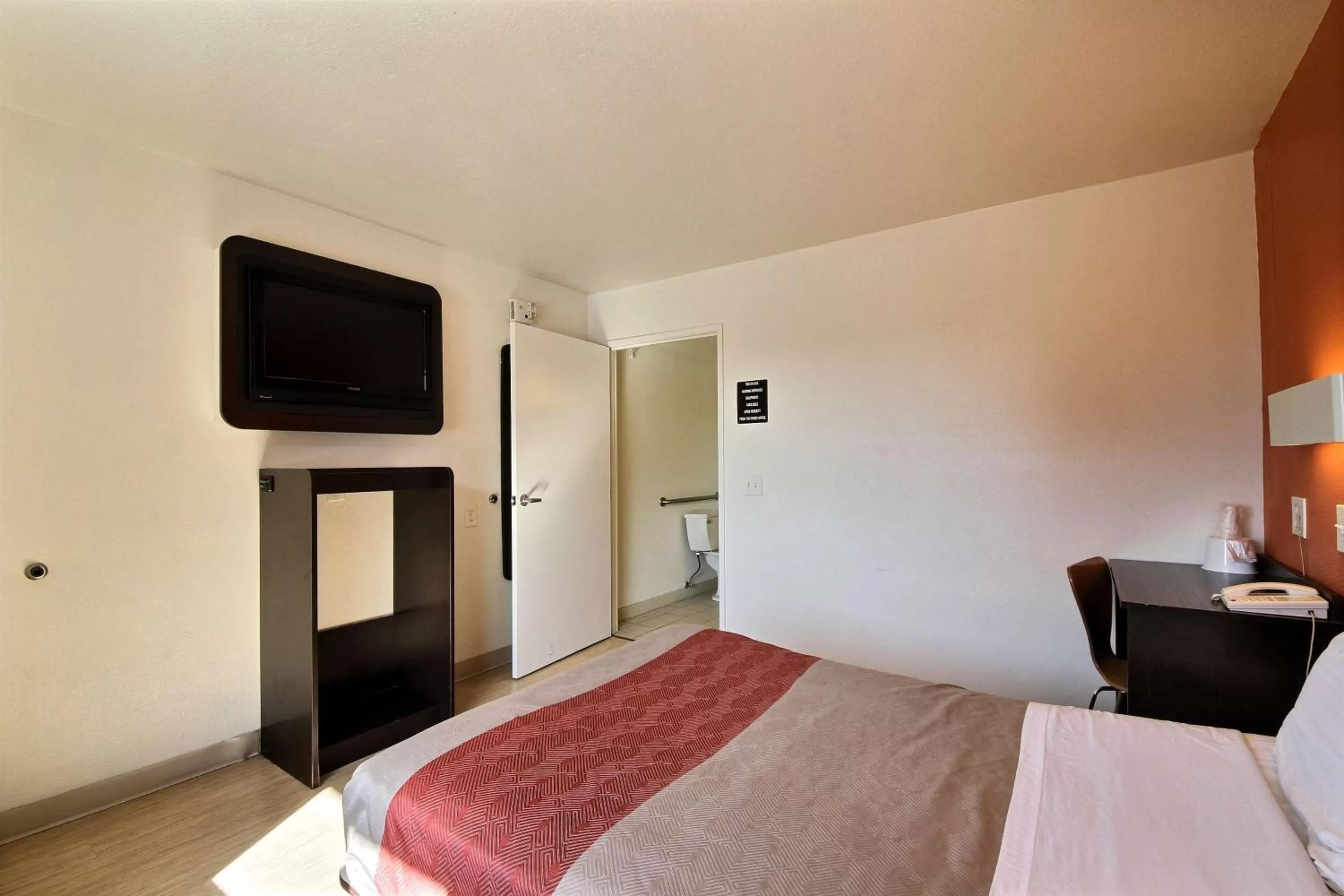 TV and multimedia, Bed in Motel 6-Laredo, TX - South