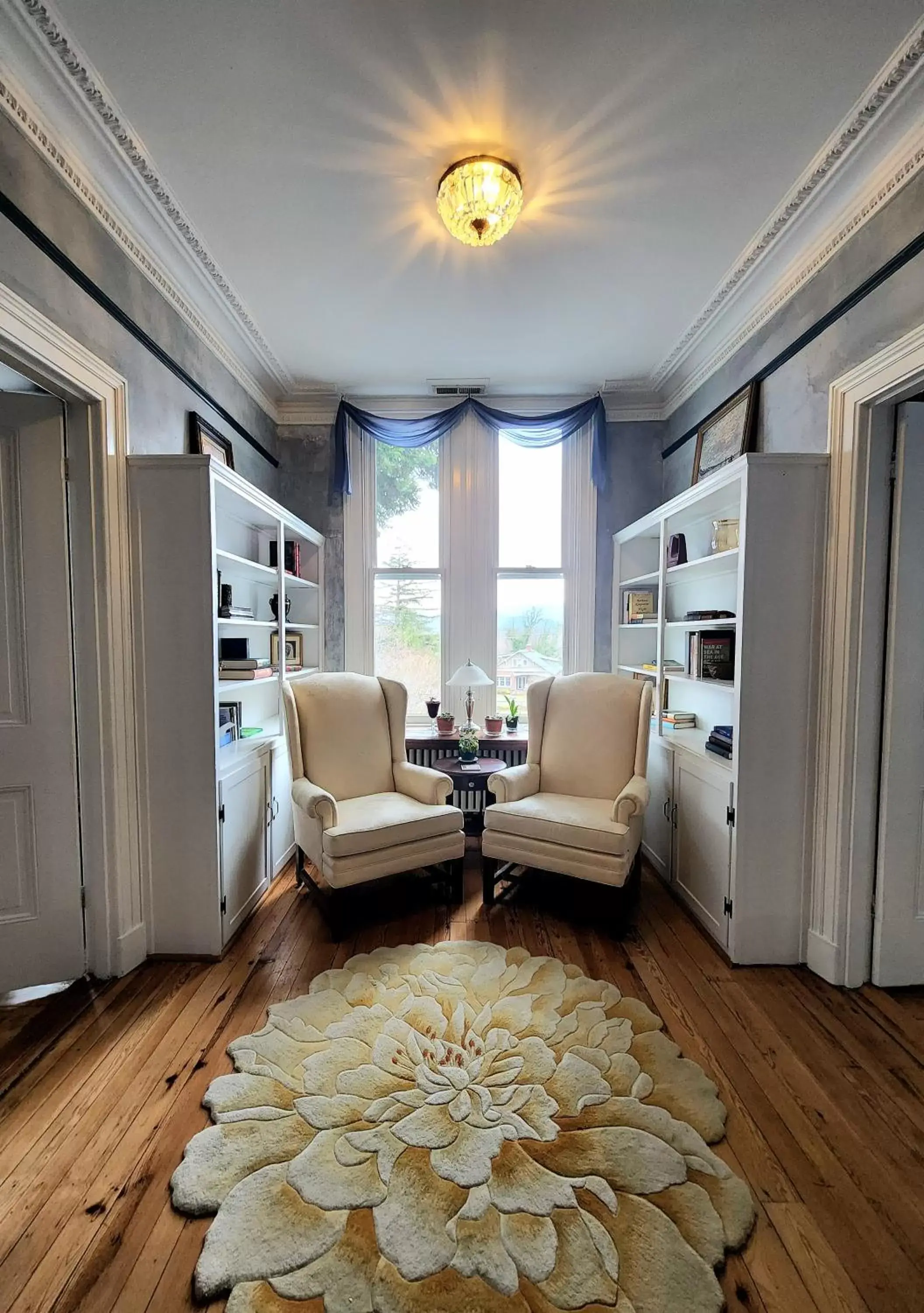 Library, Seating Area in South Court Inn