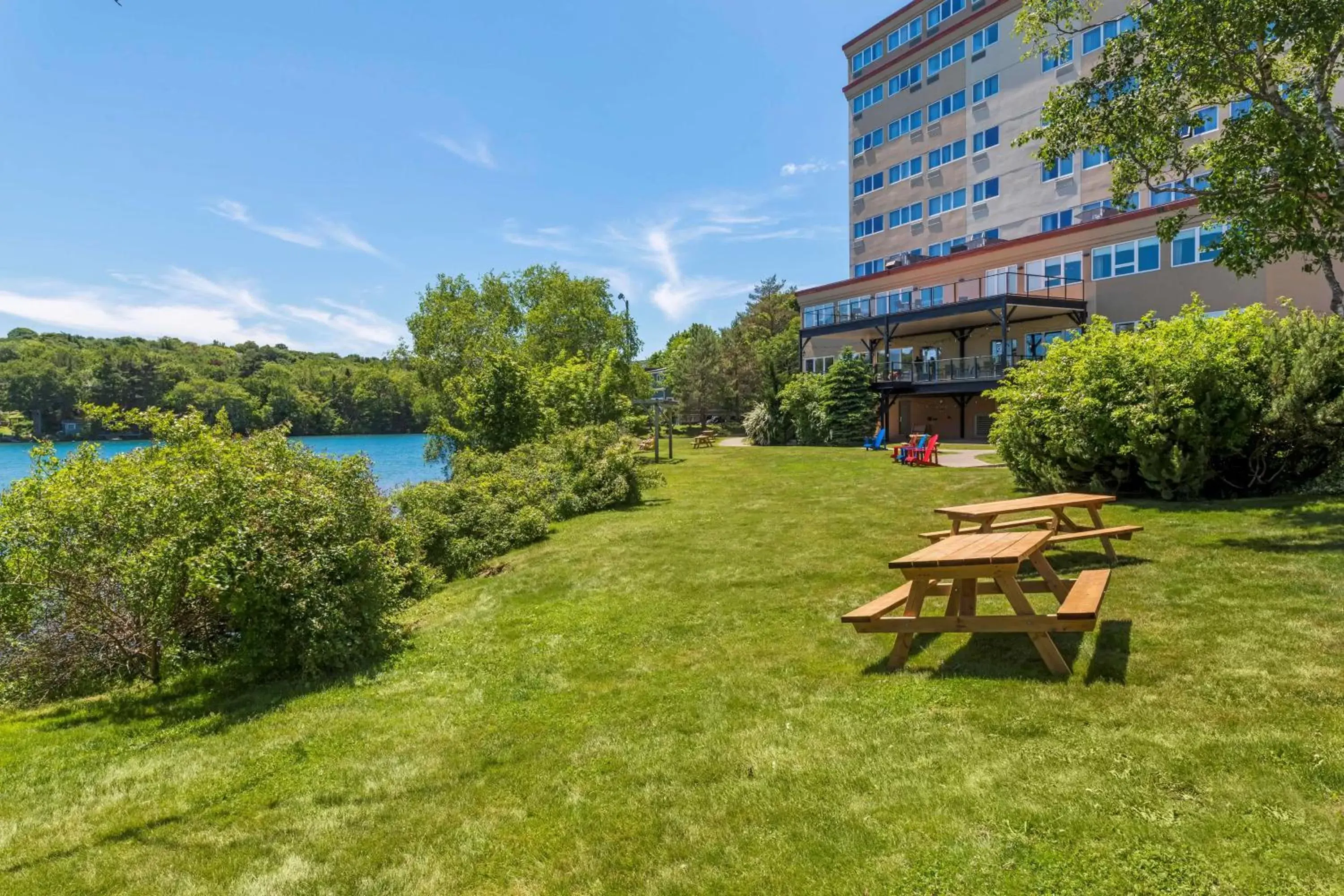 Property building, Garden in Best Western Plus Chocolate Lake Hotel - Halifax